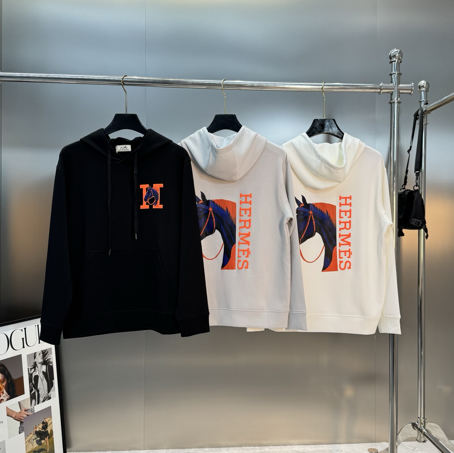 NO:526448,HERMES 25s new hooded sweatshirt. It is a sports and casual match. It uses 2025 new cotton-free fabric, which is skin-friendly and comfortable. It is anti-wrinkle, non-stick gray and anti-static. The fabric is soft, comfortable and drapey. It stands up and is stylish!  Hooded three-dimensional cut design. Suitable for various concave shapes. Classic H orange horse graphic design on the chest and back. Customized brand hanging rope. The brand letter logo is highly recognizable. A casual sweatshirt suitable for various occasions. The upper body is absolutely unique. The three-standard marks are all!  Color black. Dark gray. Light gray. Code number M-3XL micro-expanded version (/145 jin recommended L), hermes, hermes, hoodie, sweatshirts, hats, alexander wang19860909HERMES爱马仕25s新品连帽卫衣.运动休闲随意搭配.采用2025新款棉莫面料,亲肤舒适.抗皱不粘灰抗静电,面料柔软舒适有垂感.立挺上身有型！连帽立体裁剪设计.适合凹各种造型.胸口及后背经典H橘色马图形设计.订制品牌吊绳.品牌字母标识辨识度极高.一款适合多种场合穿搭的休闲卫衣.上身绝绝子.三标齐！颜色黑色.深灰.浅灰.码数M-3XL微扩版型（/145斤建议L）,,hermes,hermes,hoodie,sweatshirts,hats,alexander wang,Men's clothing