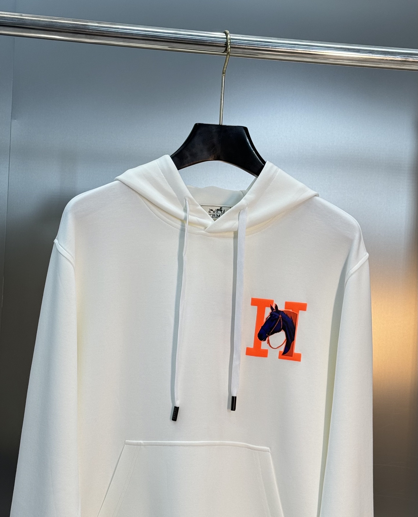 Hermes爱马仕25s新品连帽卫衣.作为世界著名的奢侈品牌，有着奢侈品之王之称Hermes一直就以精美