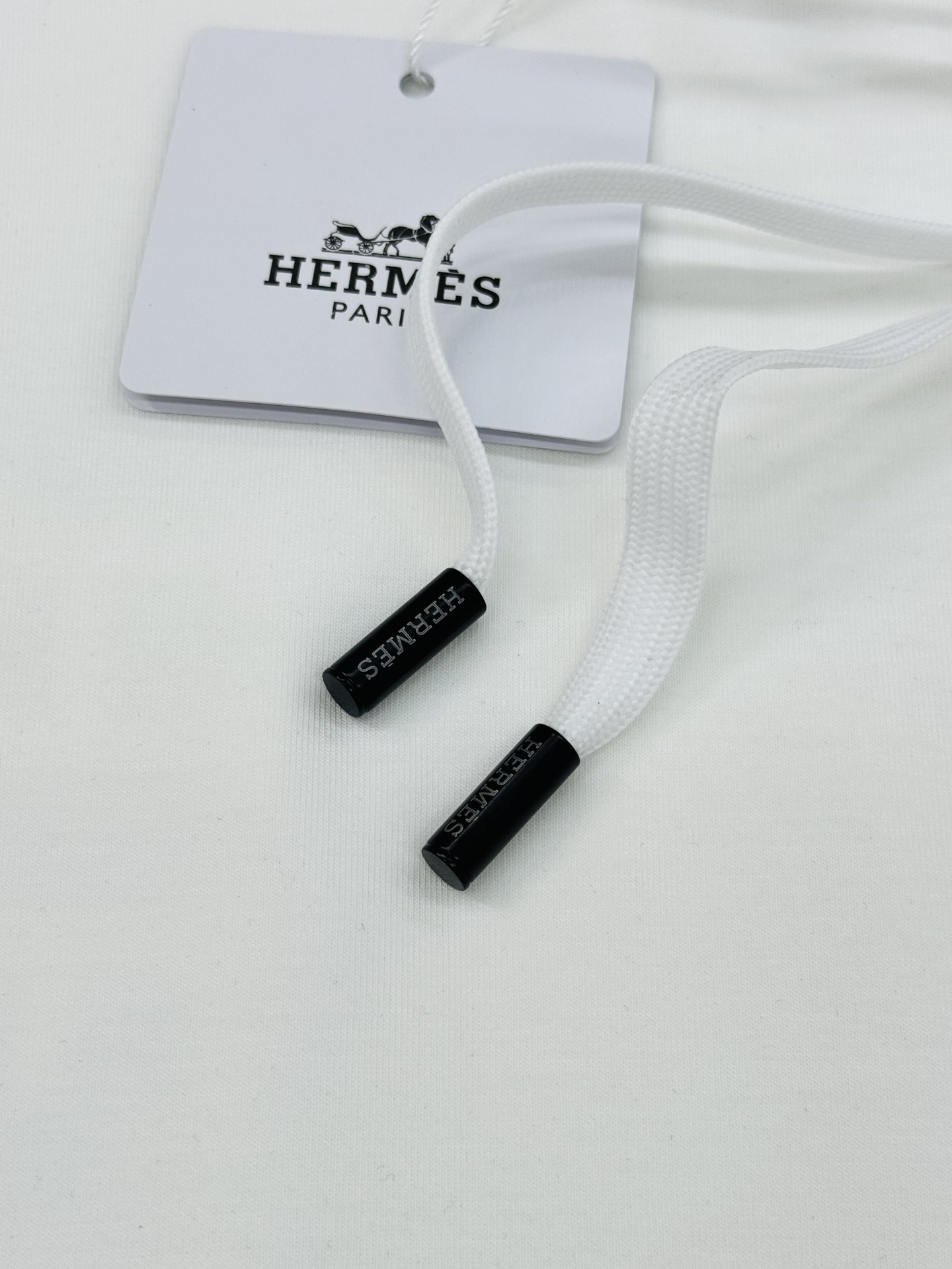 Hermes爱马仕25s新品连帽卫衣.作为世界著名的奢侈品牌，有着奢侈品之王之称Hermes一直就以精美