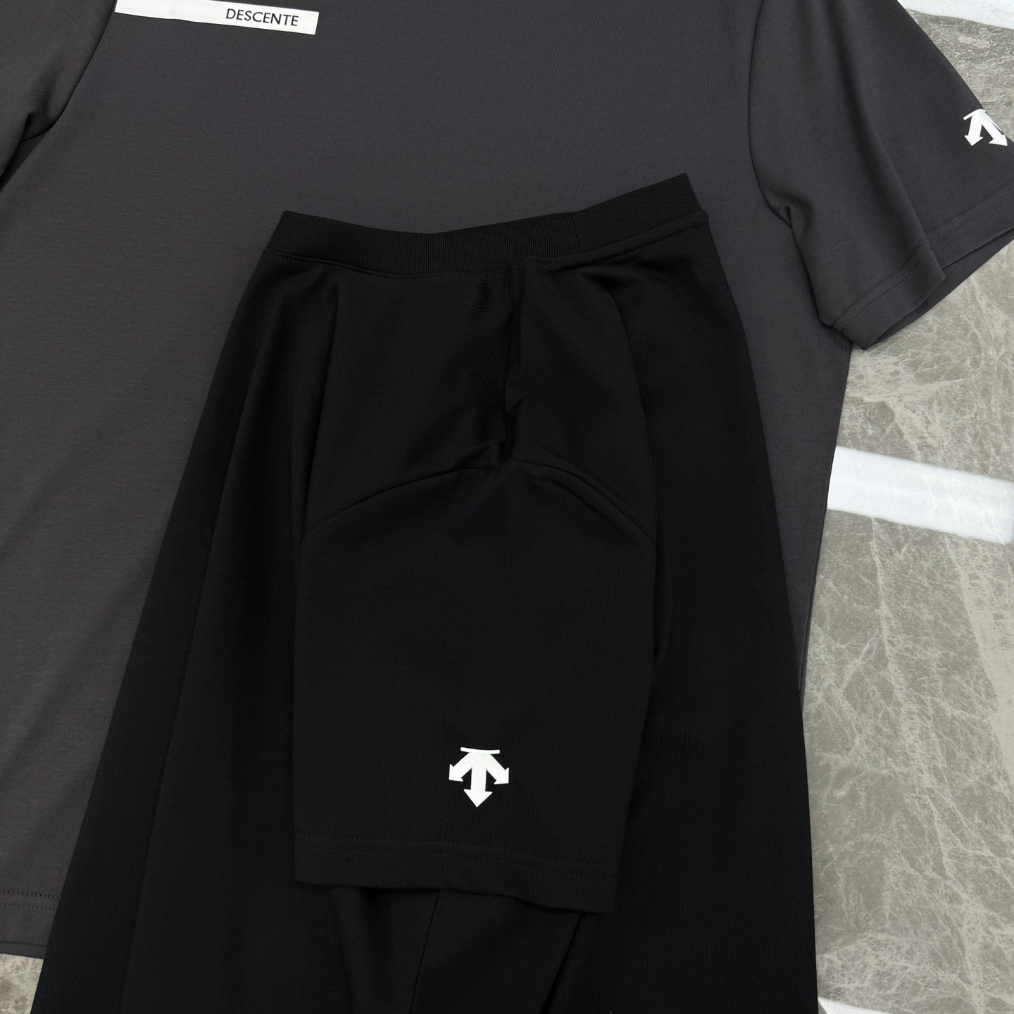 DESCENT*迪桑-特25s新品T恤.纯色系推荐！胸口经典标识.袖口定制原版硅胶立体设计.简单高级.面