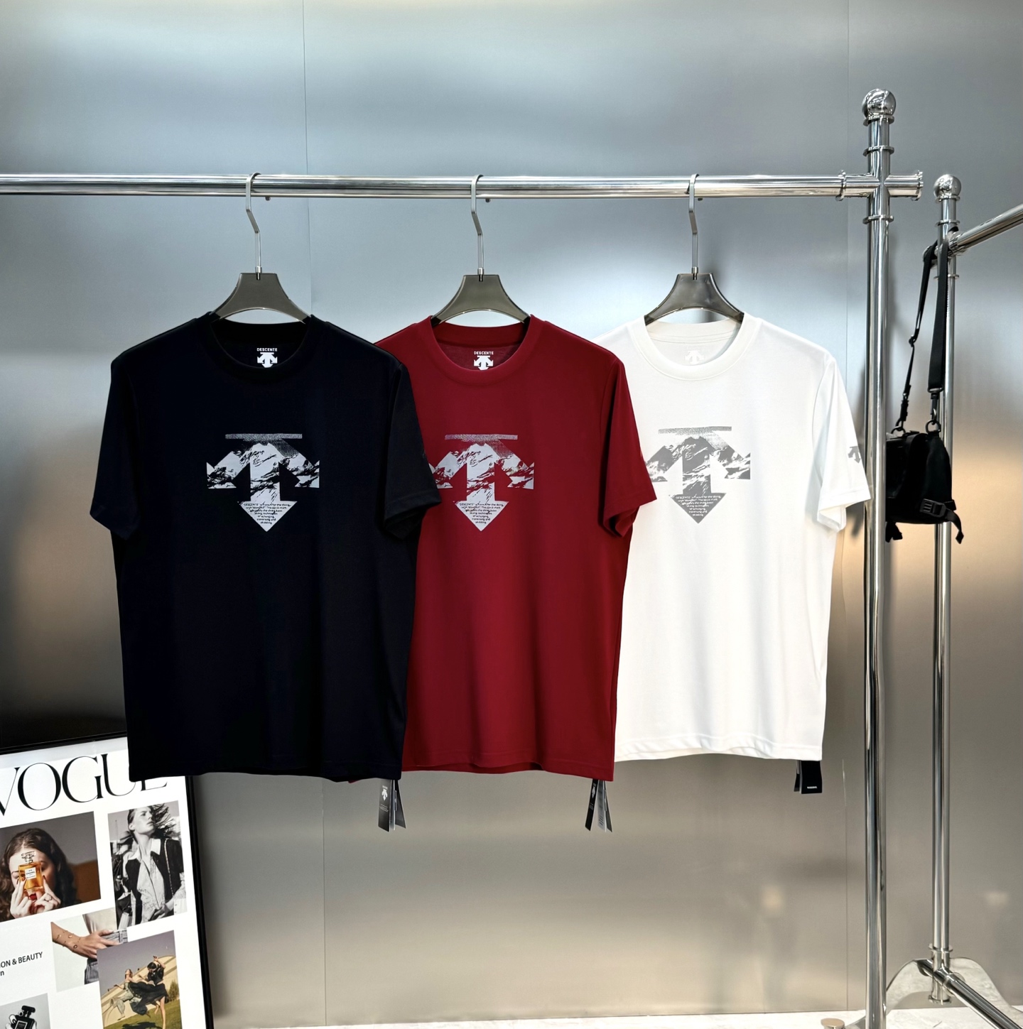 DESCENT*迪桑-特基础款T恤.25s新款男女同款！纯色系推荐！胸口经典标识设计.高温烫画工艺.绣口