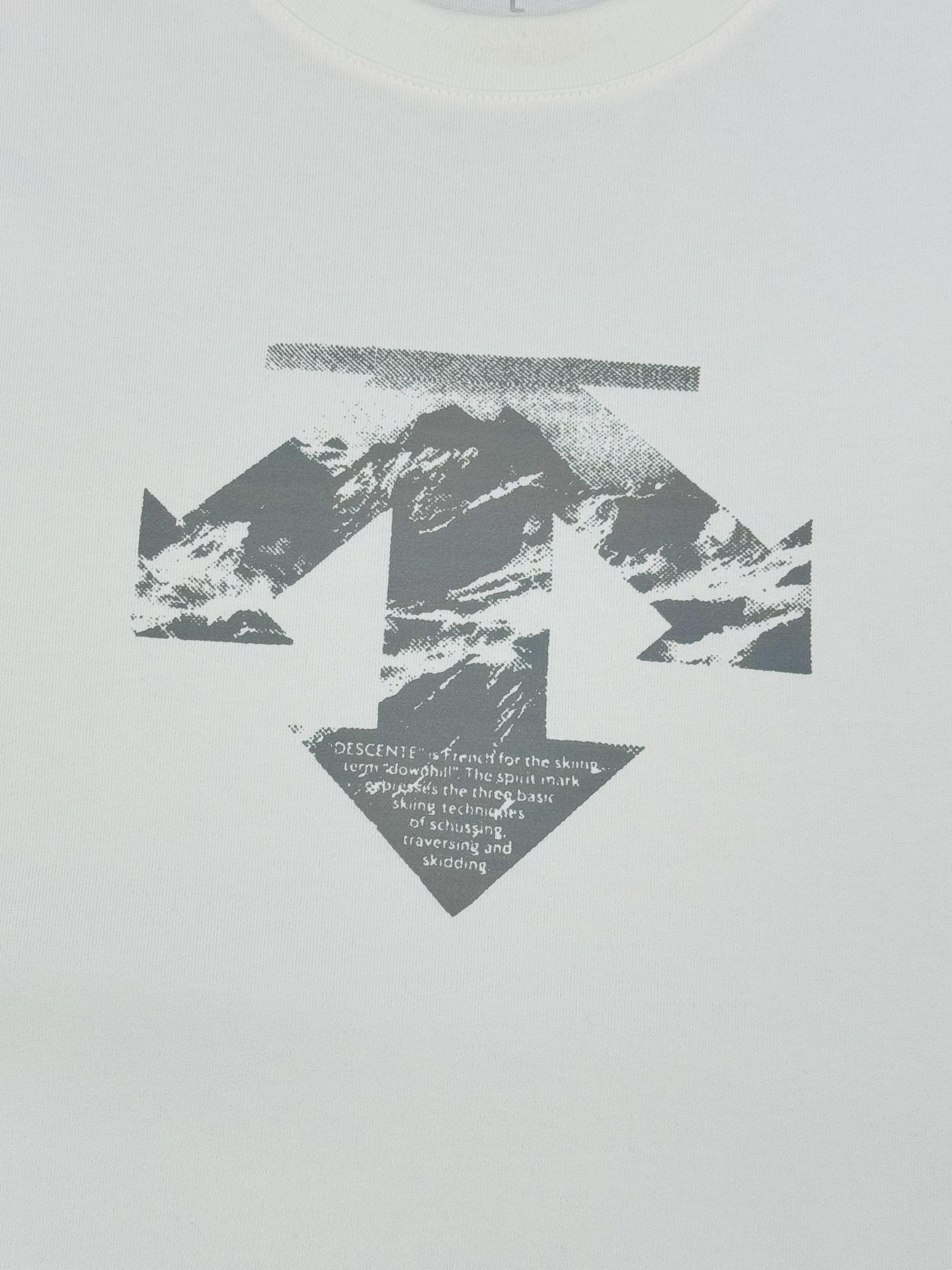 DESCENT*迪桑-特基础款T恤.25s新款男女同款！纯色系推荐！胸口经典标识设计.高温烫画工艺.绣口