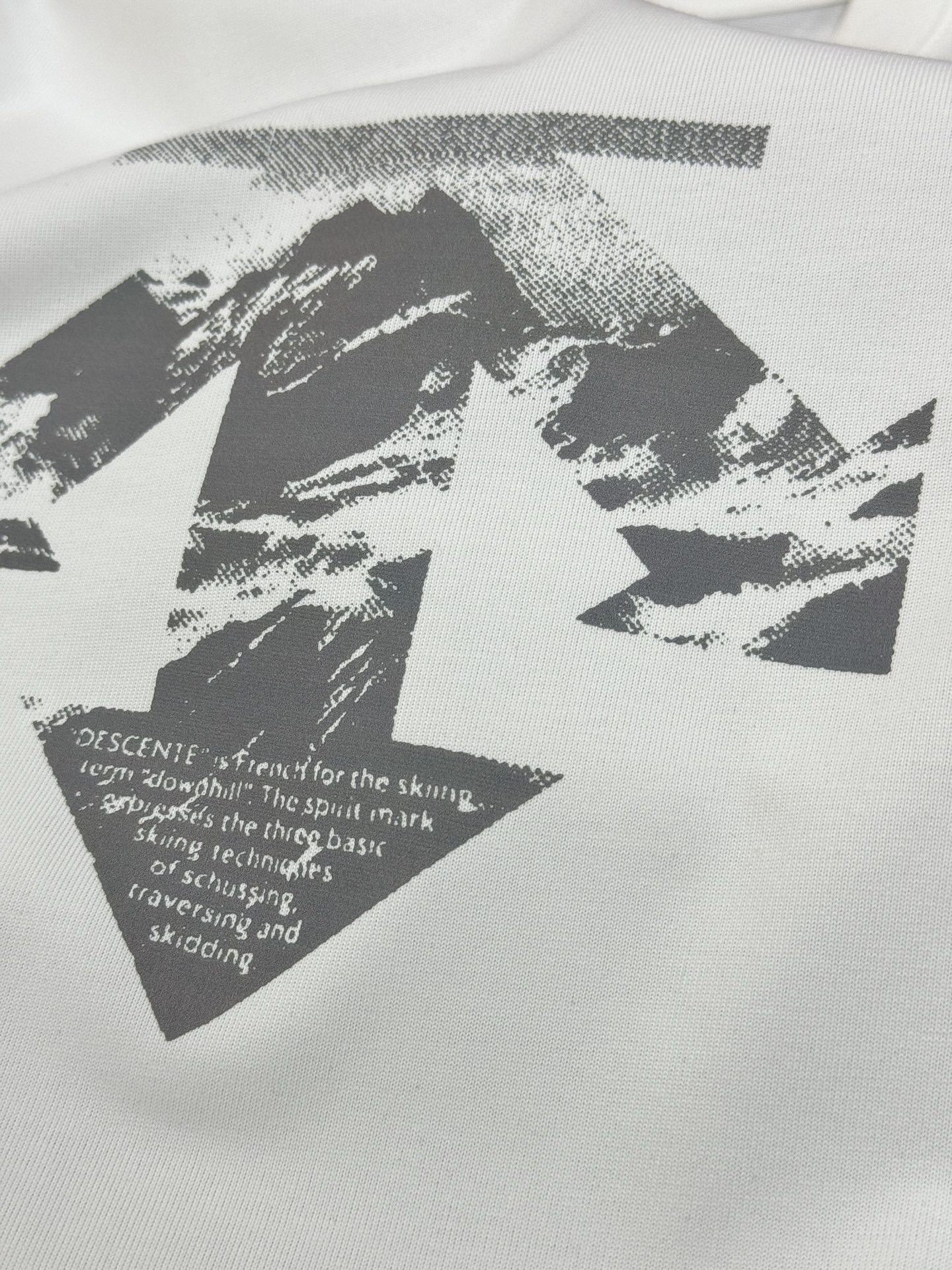 DESCENT*迪桑-特基础款T恤.25s新款男女同款！纯色系推荐！胸口经典标识设计.高温烫画工艺.绣口