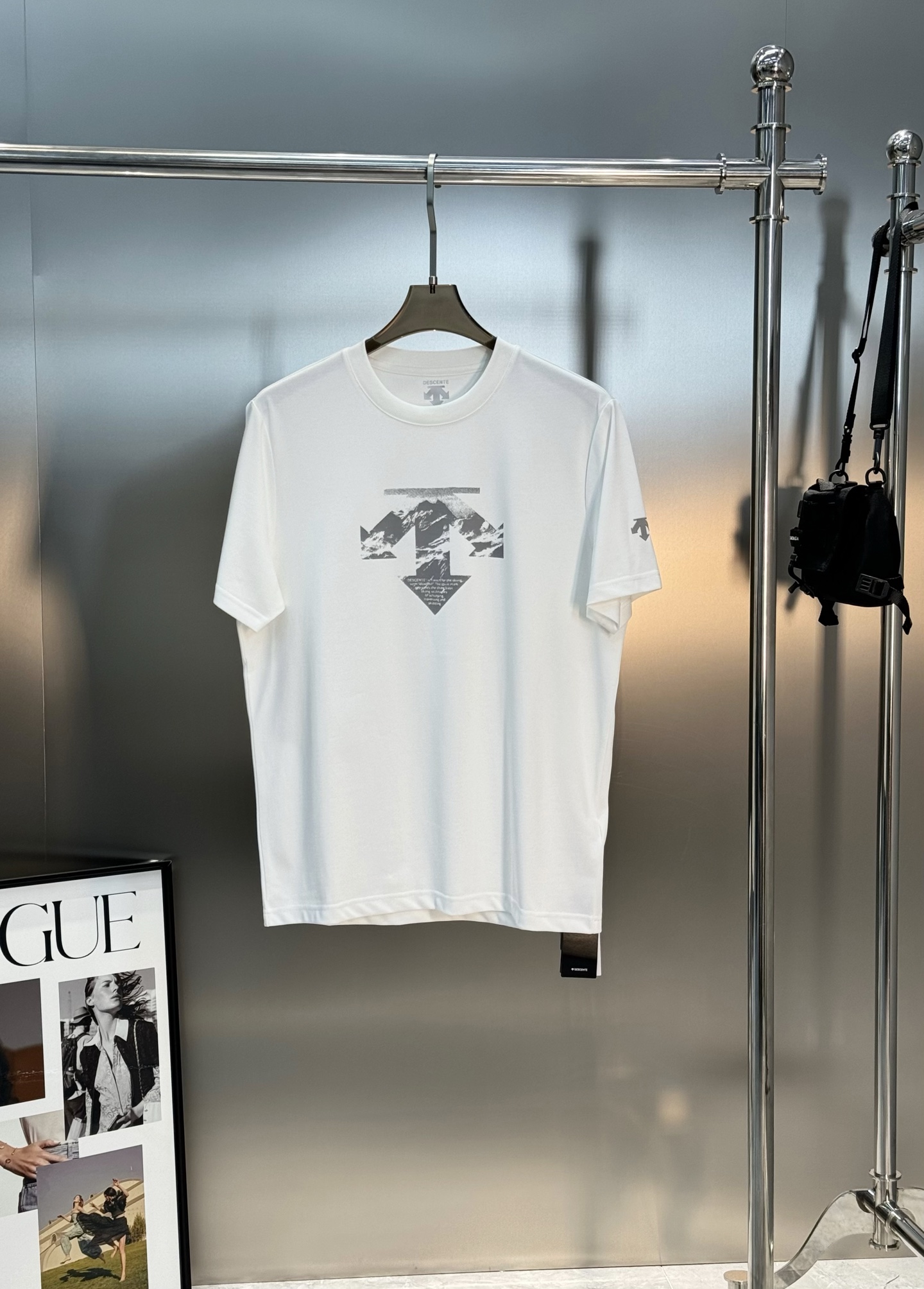 DESCENT*迪桑-特基础款T恤.25s新款男女同款！纯色系推荐！胸口经典标识设计.高温烫画工艺.绣口