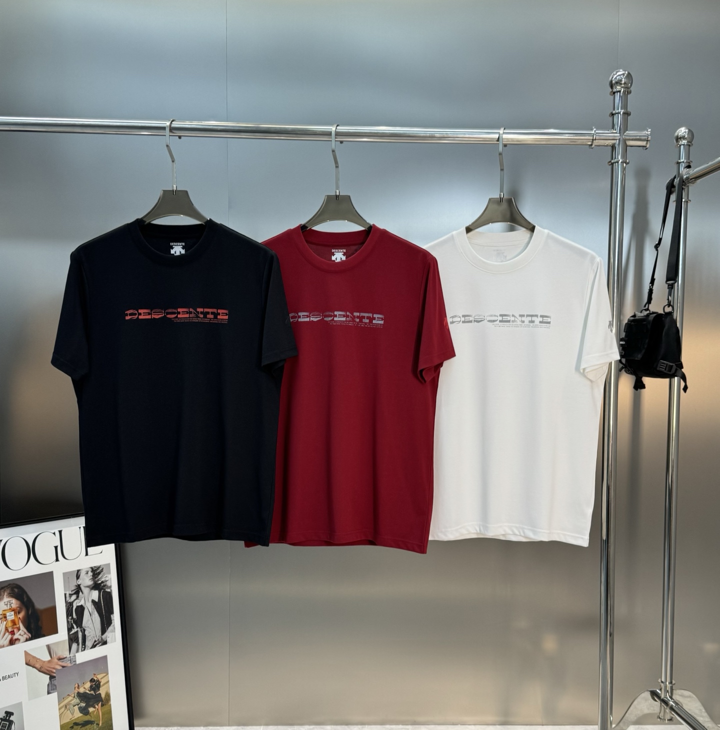 DESCENT*迪桑-特25s新品T恤.纯色系推荐！胸口经典字母标识.袖口定制原版硅胶立体设计.简单高级