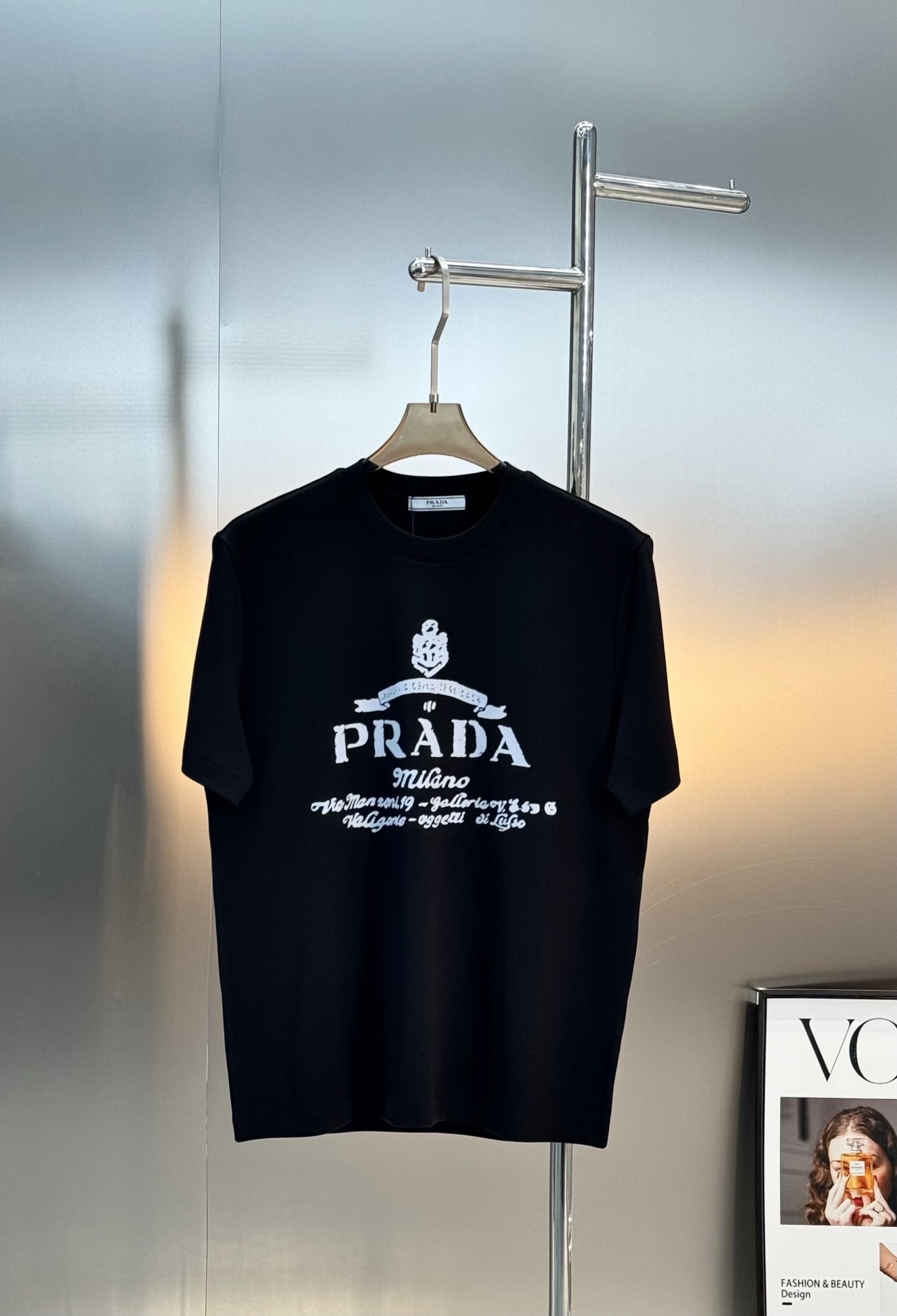 PRADA普拉达25S新款莫代尔T恤.优秀品质和当代流行元素搭配.胸前质感Prada超强标签，大图形立体