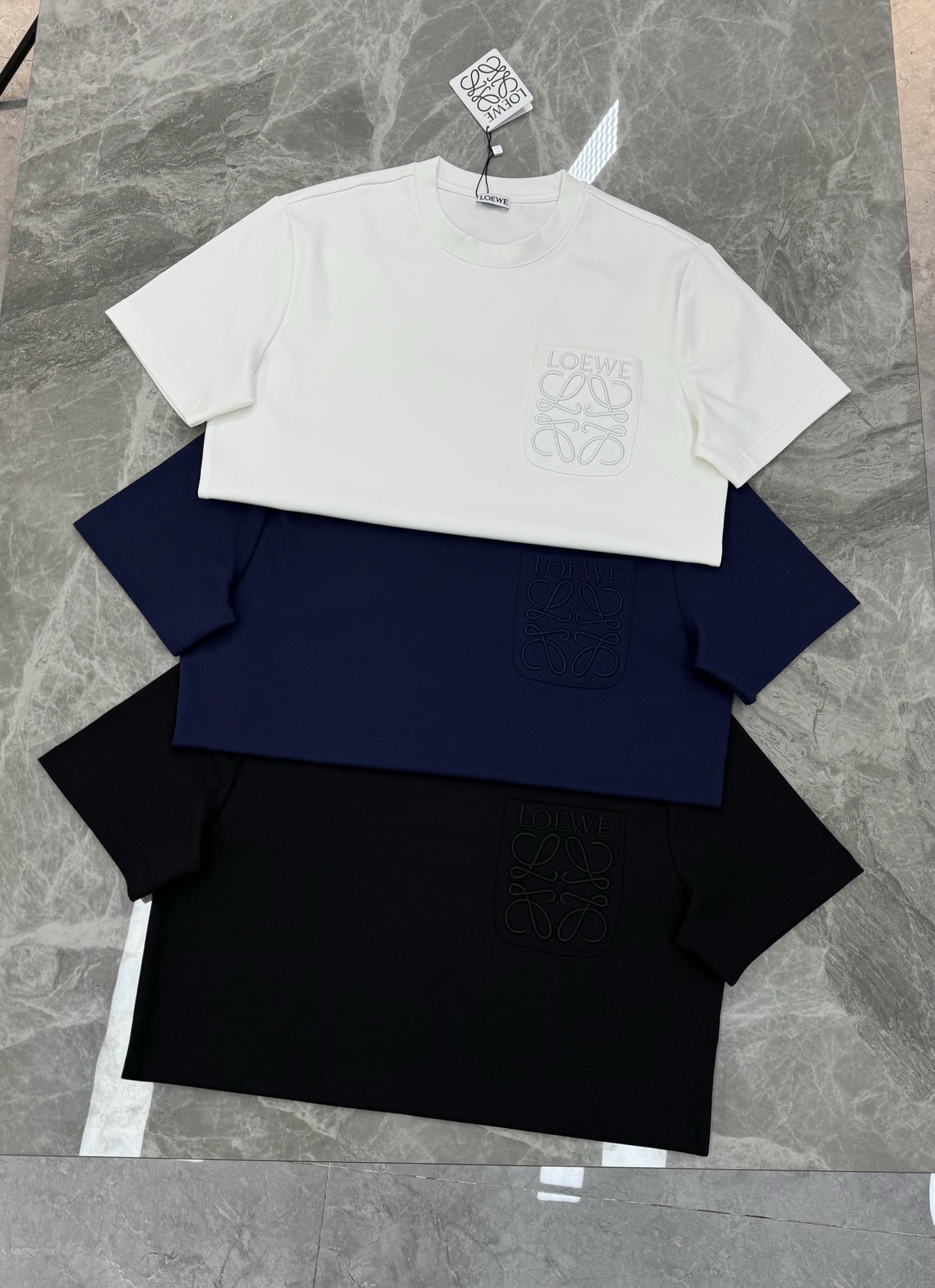 LOEWE罗意威25s新款男士莫代尔短袖.简单基础款.胸口口袋设计.罗意威花型3D立体绣花.本色设计.低