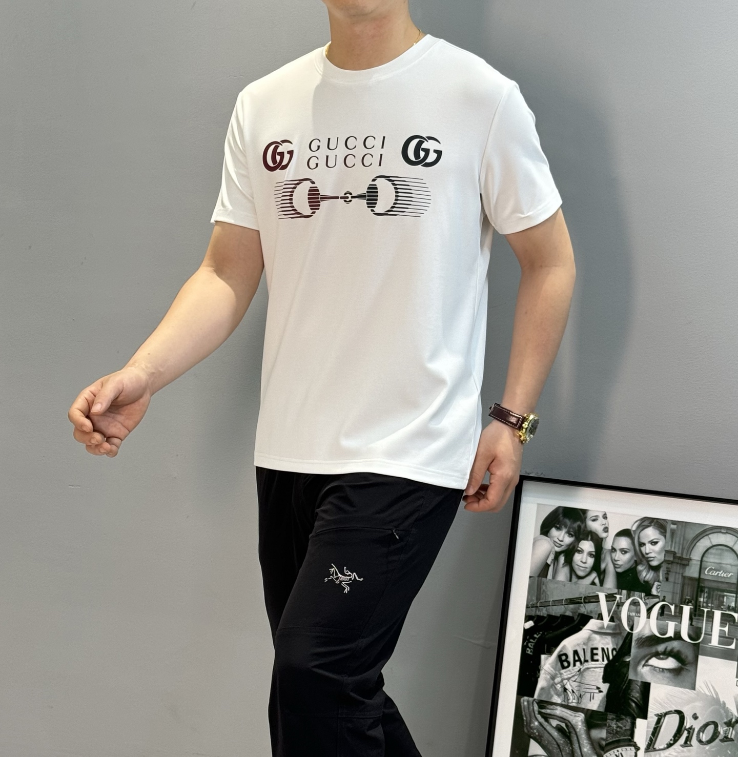 NO:564001,GUCC* Gu-Qi 25s new modal T-shirt. Very interesting visual sense!  !  !  The classic colorful logo on the chest is time-consuming and labor-intensive, and the double-layer heat transfer process. Each piece is a rare high-quality product. It is made of 300g modal fabric. It is comfortable and soft. It has the ultimate skin-friendly wearing experience. The basic and conventional round-neck cut is very handsome whether worn inside or worn alone!  All three standards!  Color black. White. Army green. Size M-3XL slim fit!  (S and 4XL can be customized) 175/140 pounds recommended L,, gucci, tees, t-shirt, alexander wang19860909GUCC*古-齐25s新品莫代尔T恤.非常趣味的即视感！！！胸前经典多彩徽标费时费工,双层烫画工艺.每一件都是难得的高品.优选300g莫代尔面料.舒适柔软.有着极致亲肤的穿着体验,基础常规的圆领版型剪裁 无论内搭或平时单穿都十分帅气！三标齐！颜色黑色.白色.军绿.码数M-3XL修身版型！（S和4XL可定做）175/140斤建议L,,gucci,tees，t-shirt,alexander wang,Men's clothing