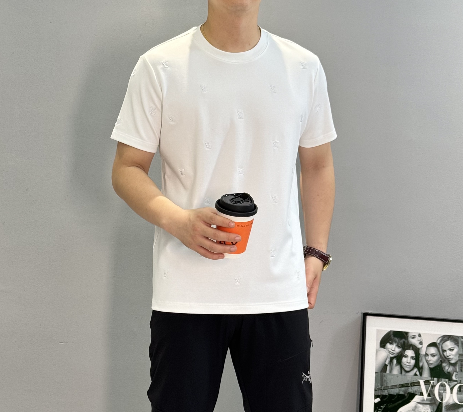 NO:563981,Donkey Brand*25s new modal short-sleeved T-shirt. Heavy 3D letter embroidery all over the body. Simple and advanced natural color embroidery!  High weight 300g modal cotton. Presbyopic pattern on the chest with high-end fashion letters. White and blue background. The recognition is very high. Perfectly in line with the concept of the latest series of Lv brand, experience the latest 1v style!  !  !  Color black. White. Size M-3XL slim fit!  (S and 4XL can be customized) 175/140 pounds recommended L,, Louis Vuitton, T-shirt, tees, t-shirt, alexander wang19860909驴牌*25s新款莫代尔短袖T恤.满身重工3D字母绣花.本色绣花简单高级！高克重300g莫代尔棉.胸口老花图形搭配字母高级时尚.白色蓝底相间.辨识度更是十分之高.完美的符合 驴牌最新系列风格的理念,体验最新1v风情！！！颜色黑色.白色.码数M-3XL修身版型！（S和4XL可订做）175/140斤建议L,,louis vuitton,T-shirt,tees，t-shirt,alexander wang,Men's clothing