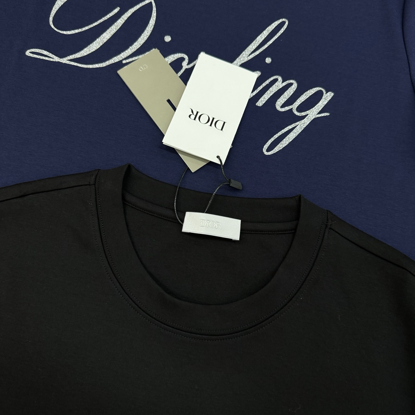 Dior迪奥25s新款莫代尔T恤.签名款.胸前经典字母3D立体烫画设计.减龄耐看！简单高级.辨识度颇具鲜