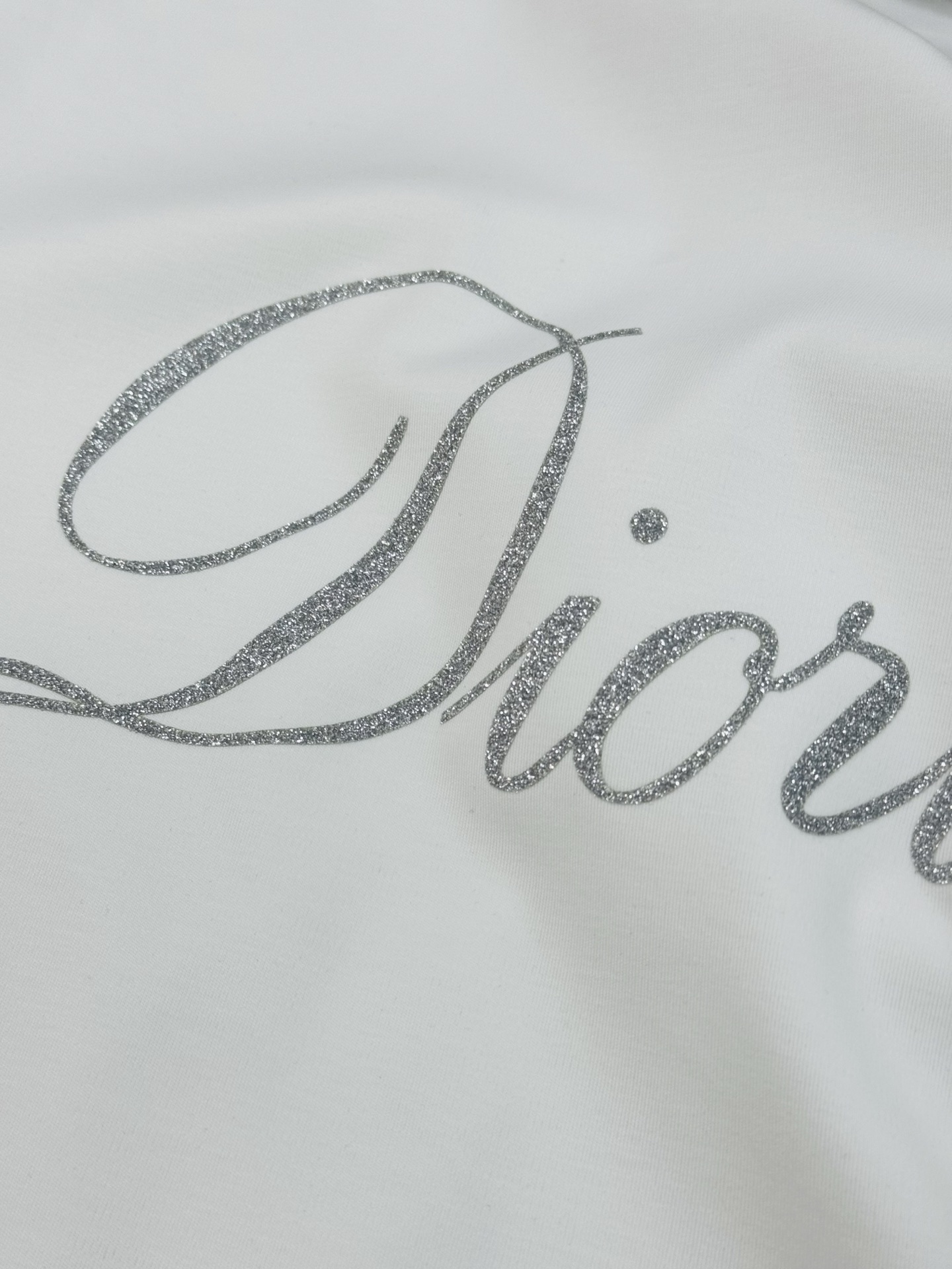 Dior迪奥25s新款莫代尔T恤.签名款.胸前经典字母3D立体烫画设计.减龄耐看！简单高级.辨识度颇具鲜