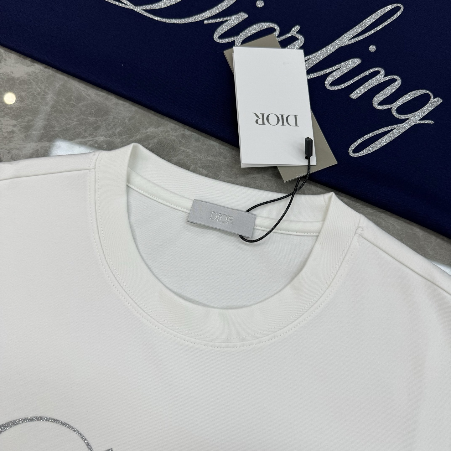 Dior迪奥25s新款莫代尔T恤.签名款.胸前经典字母3D立体烫画设计.减龄耐看！简单高级.辨识度颇具鲜