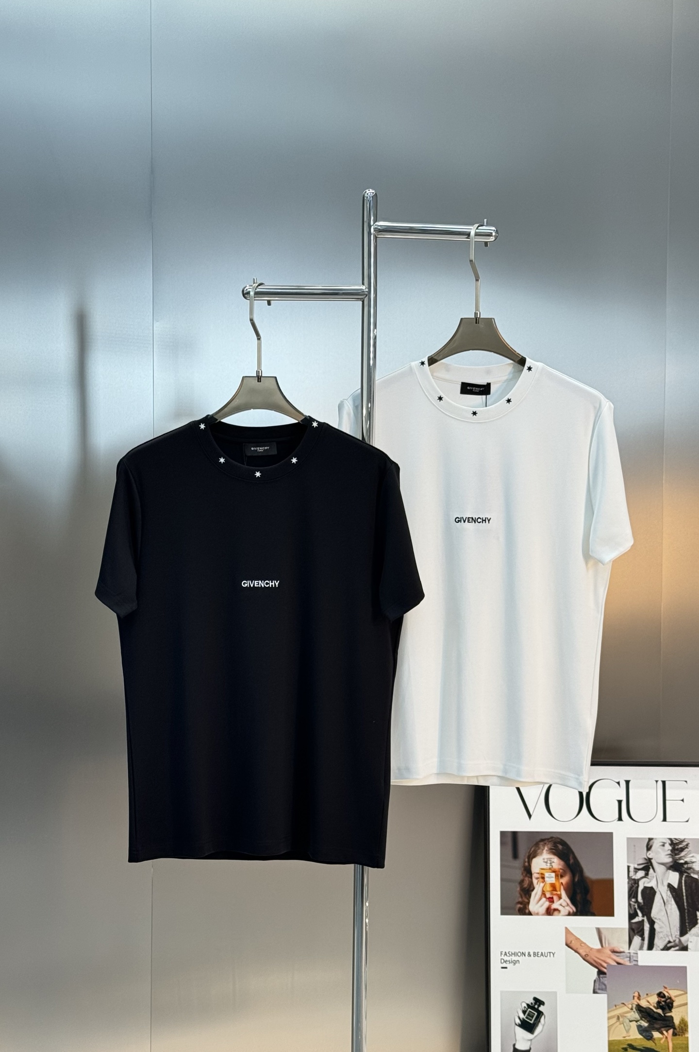 Givench*y 纪梵希2025S限定款.莫代尔新款百搭单品。以其简约而精致的设计，再次向时尚界展示了