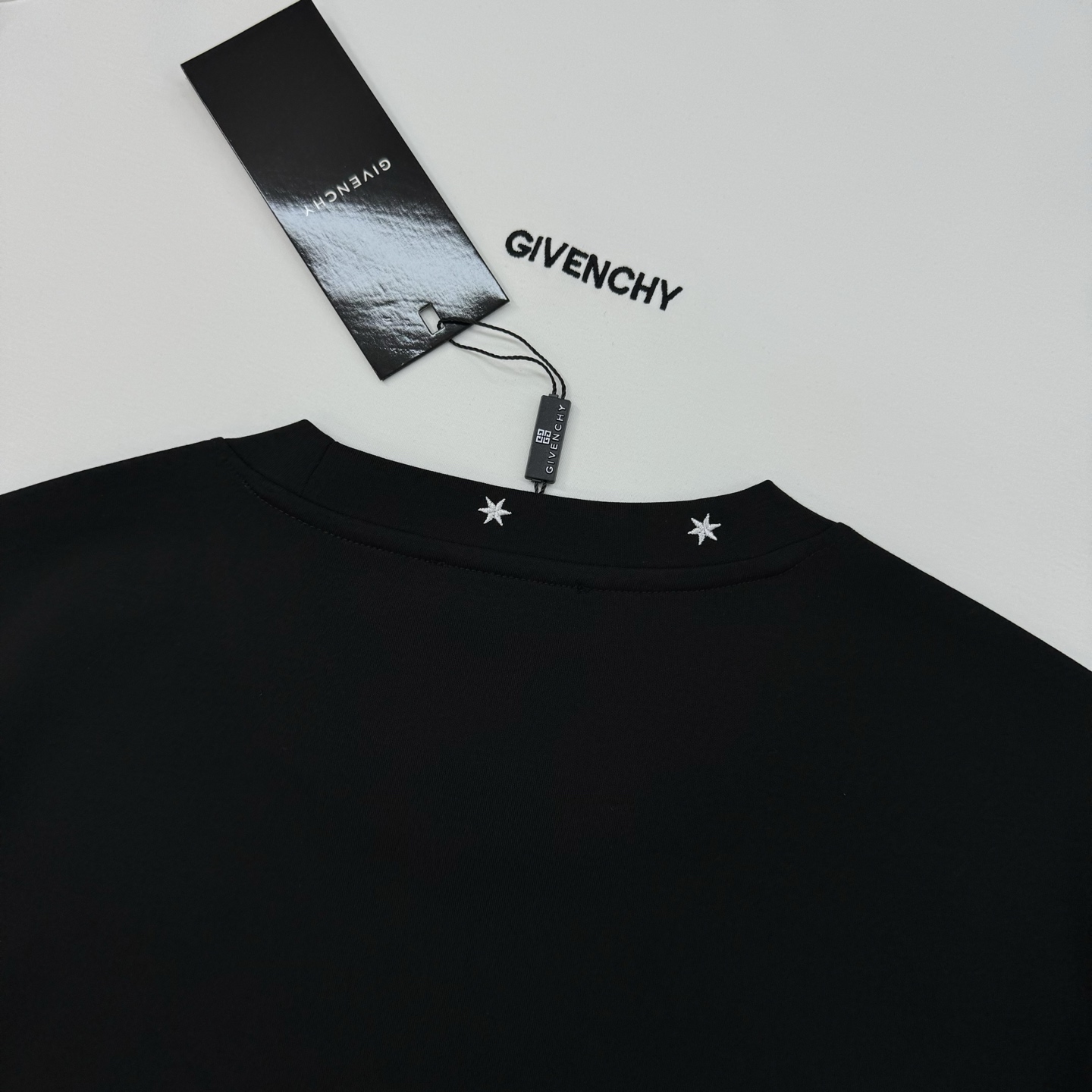 Givench*y 纪梵希2025S限定款.莫代尔新款百搭单品。以其简约而精致的设计，再次向时尚界展示了