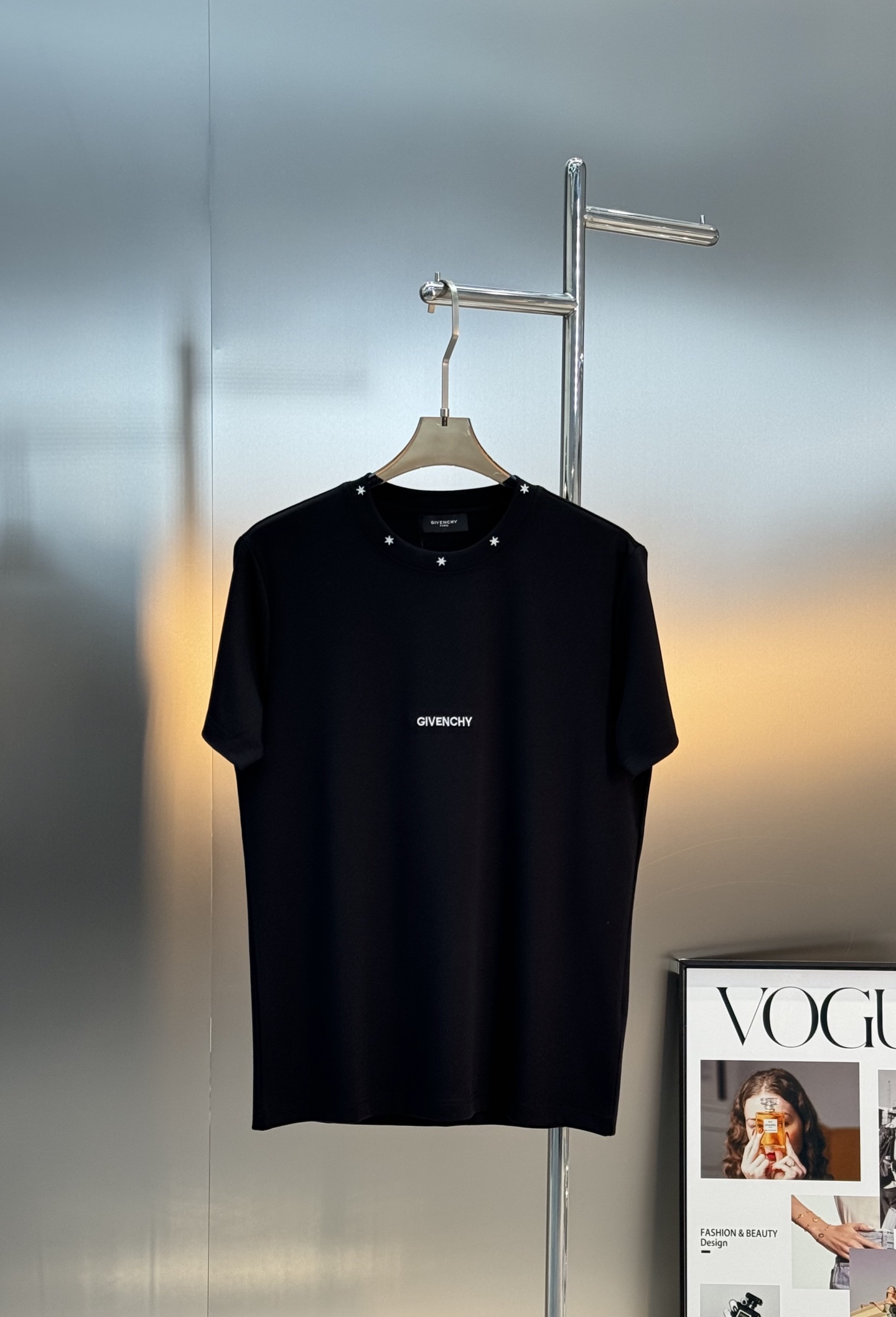 Givench*y 纪梵希2025S限定款.莫代尔新款百搭单品。以其简约而精致的设计，再次向时尚界展示了