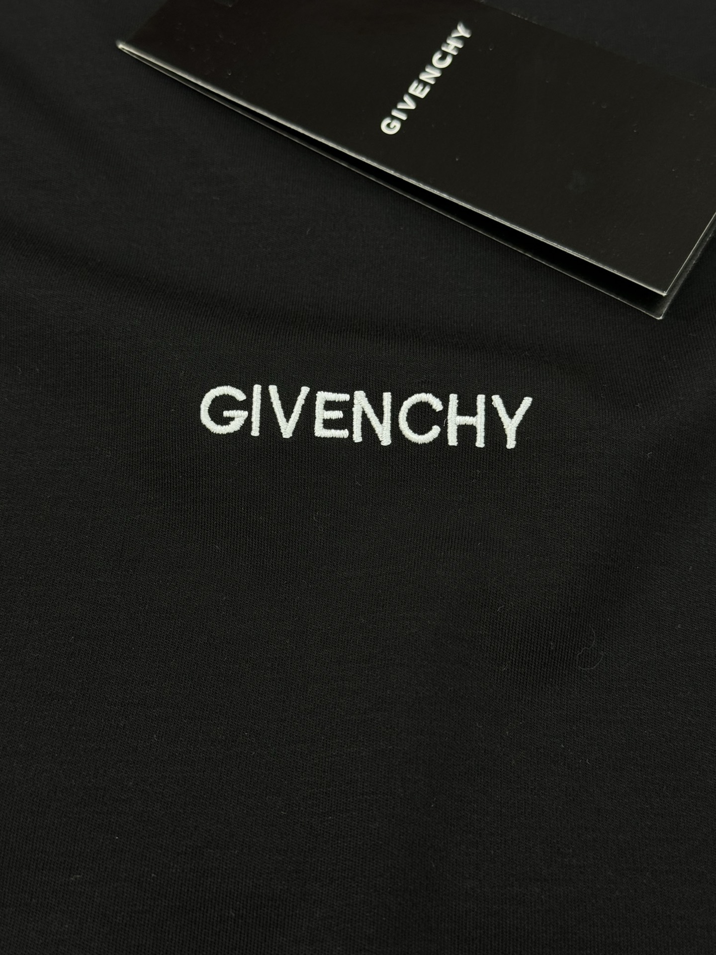 Givench*y 纪梵希2025S限定款.莫代尔新款百搭单品。以其简约而精致的设计，再次向时尚界展示了