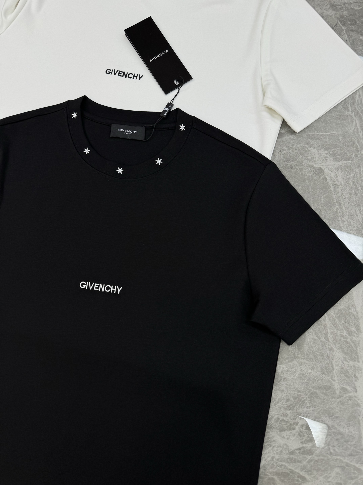 Givench*y 纪梵希2025S限定款.莫代尔新款百搭单品。以其简约而精致的设计，再次向时尚界展示了