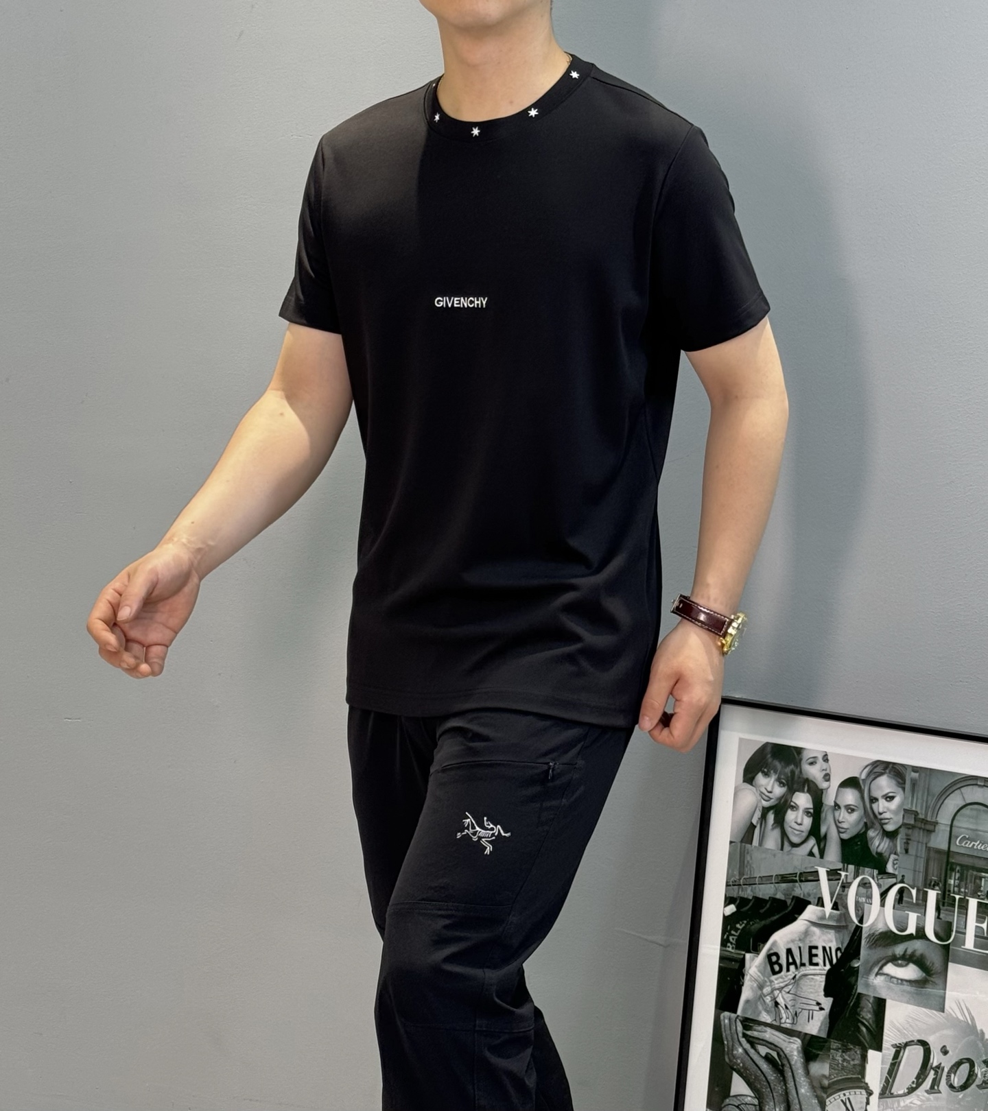 Givench*y 纪梵希2025S限定款.莫代尔新款百搭单品。以其简约而精致的设计，再次向时尚界展示了