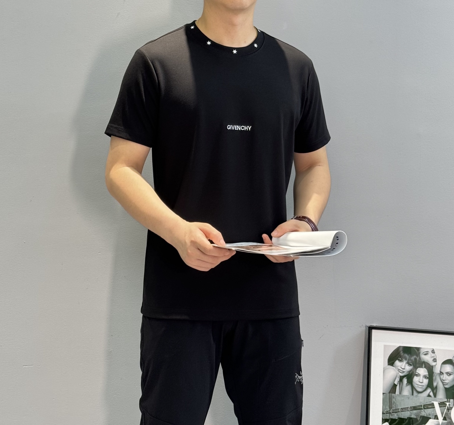 Givench*y 纪梵希2025S限定款.莫代尔新款百搭单品。以其简约而精致的设计，再次向时尚界展示了