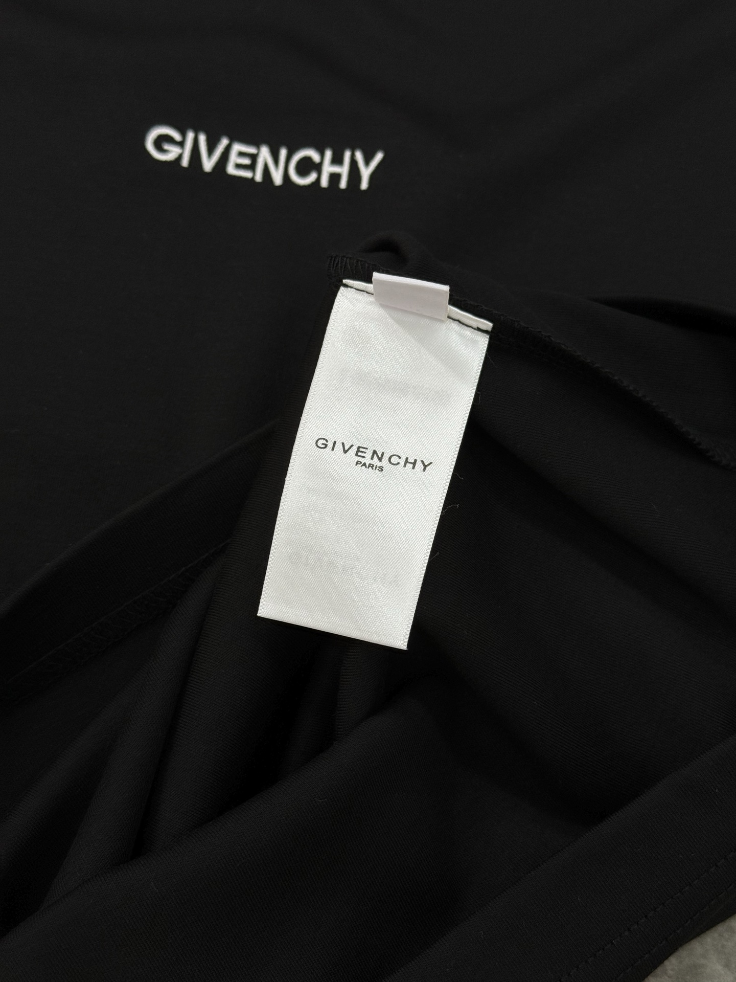 Givench*y 纪梵希2025S限定款.莫代尔新款百搭单品。以其简约而精致的设计，再次向时尚界展示了