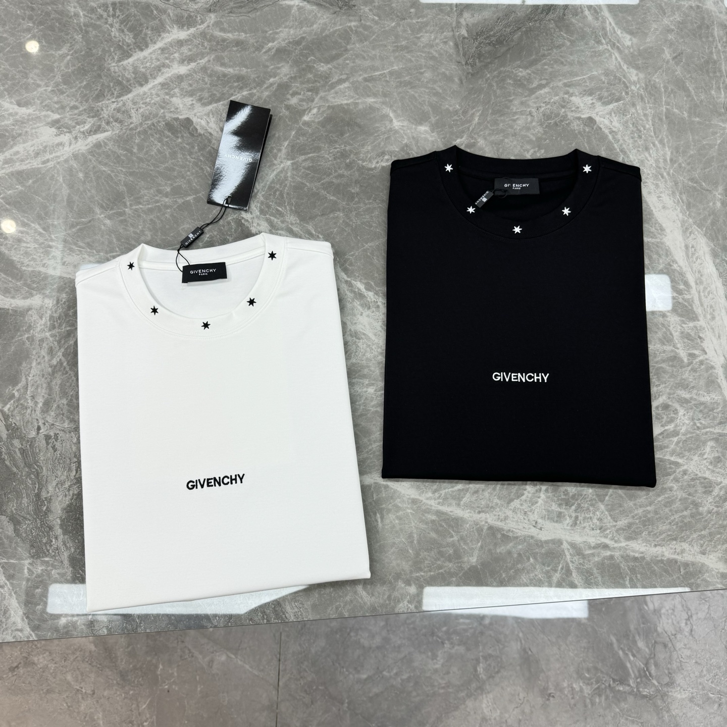 Givench*y 纪梵希2025S限定款.莫代尔新款百搭单品。以其简约而精致的设计，再次向时尚界展示了