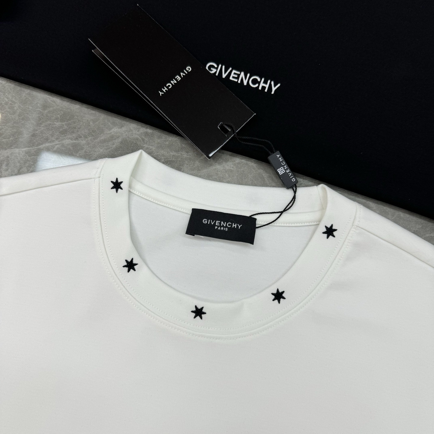 Givench*y 纪梵希2025S限定款.莫代尔新款百搭单品。以其简约而精致的设计，再次向时尚界展示了