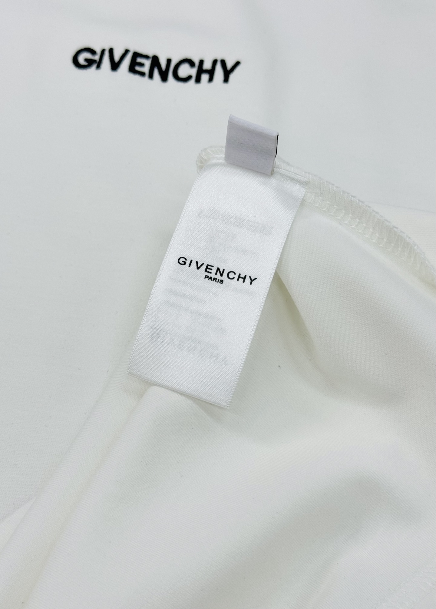 Givench*y 纪梵希2025S限定款.莫代尔新款百搭单品。以其简约而精致的设计，再次向时尚界展示了