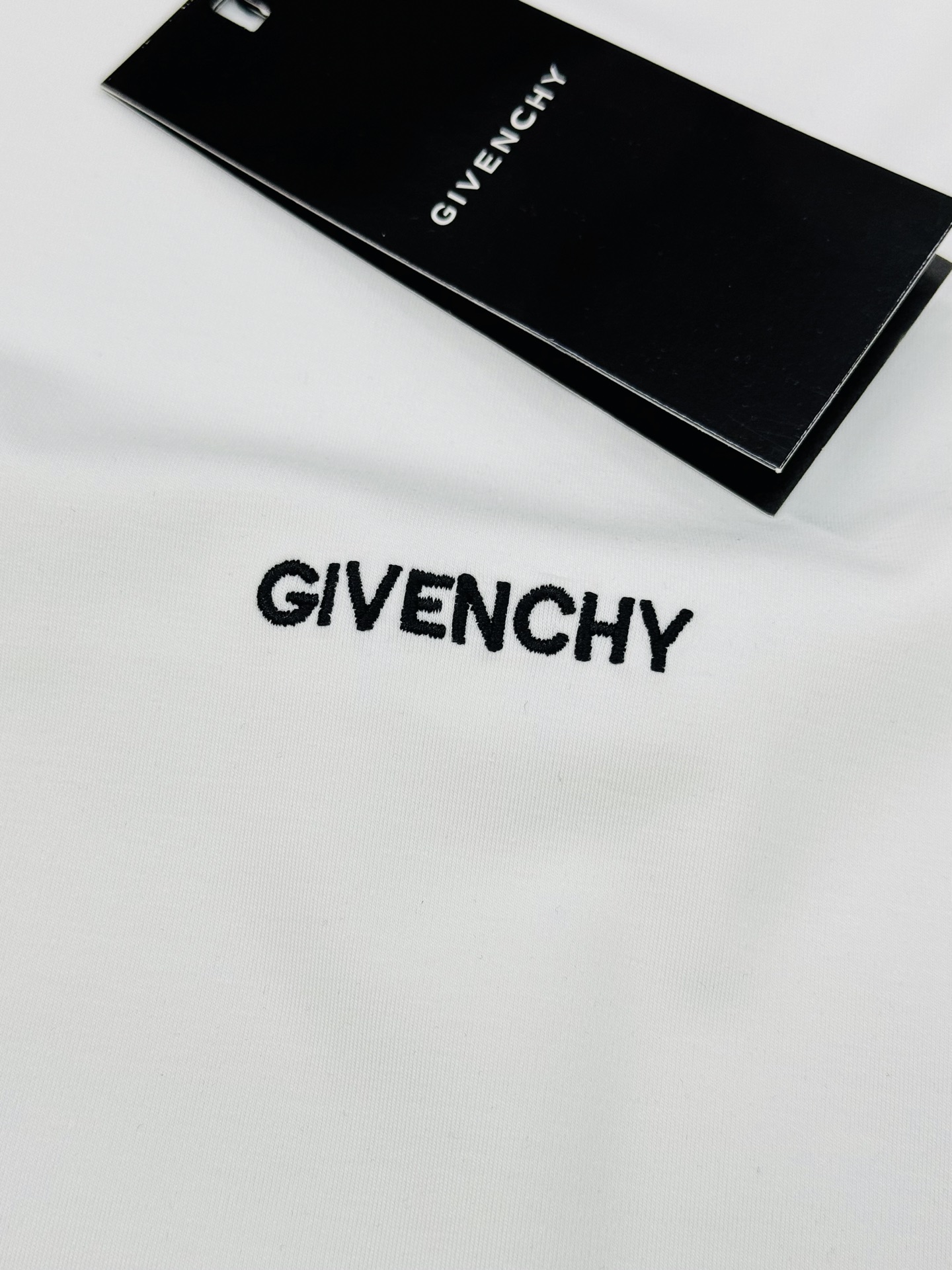 Givench*y 纪梵希2025S限定款.莫代尔新款百搭单品。以其简约而精致的设计，再次向时尚界展示了