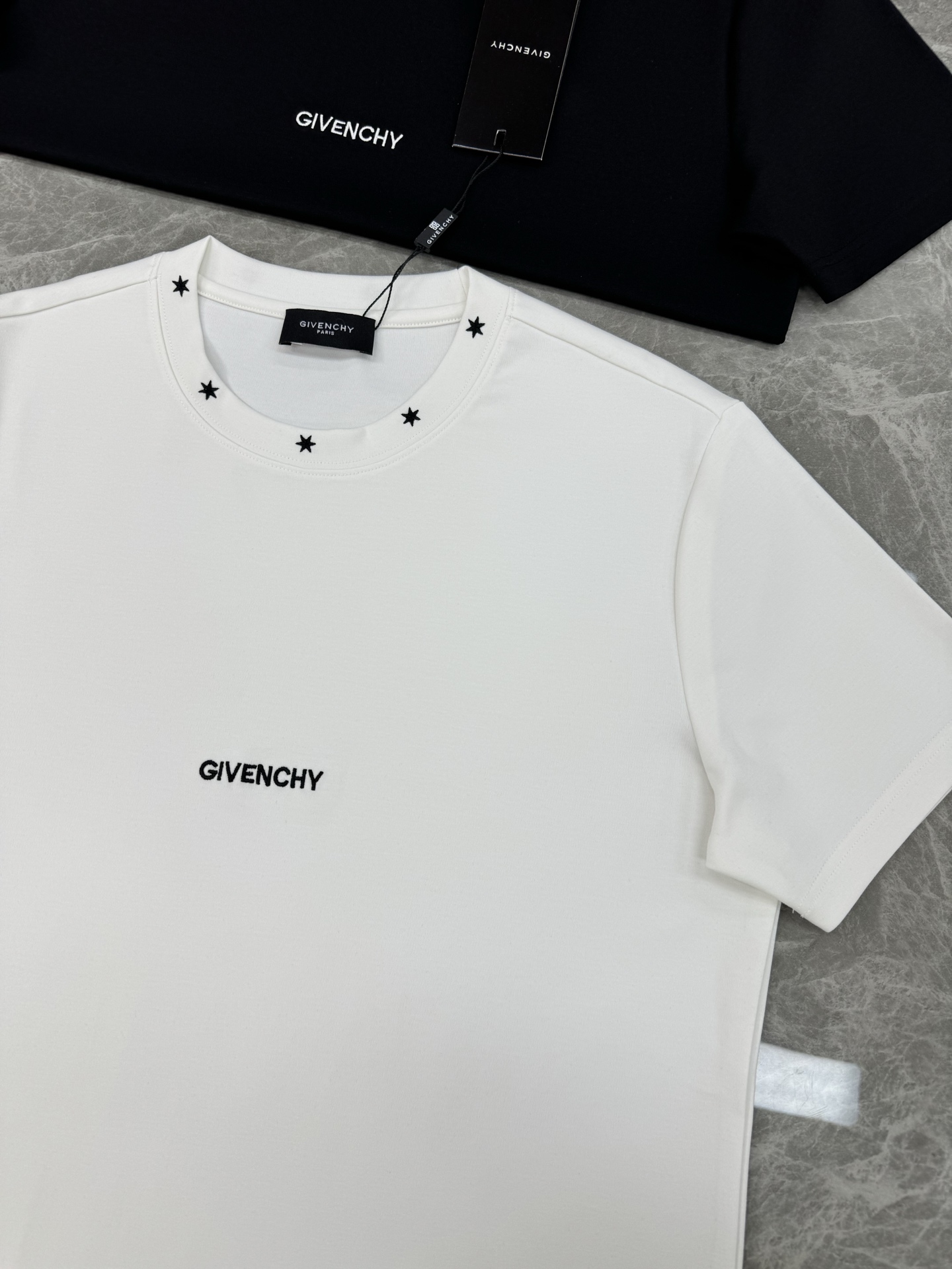 Givench*y 纪梵希2025S限定款.莫代尔新款百搭单品。以其简约而精致的设计，再次向时尚界展示了
