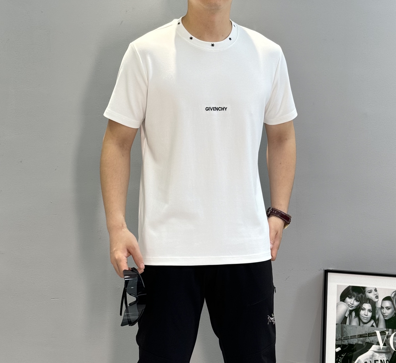 Givench*y 纪梵希2025S限定款.莫代尔新款百搭单品。以其简约而精致的设计，再次向时尚界展示了