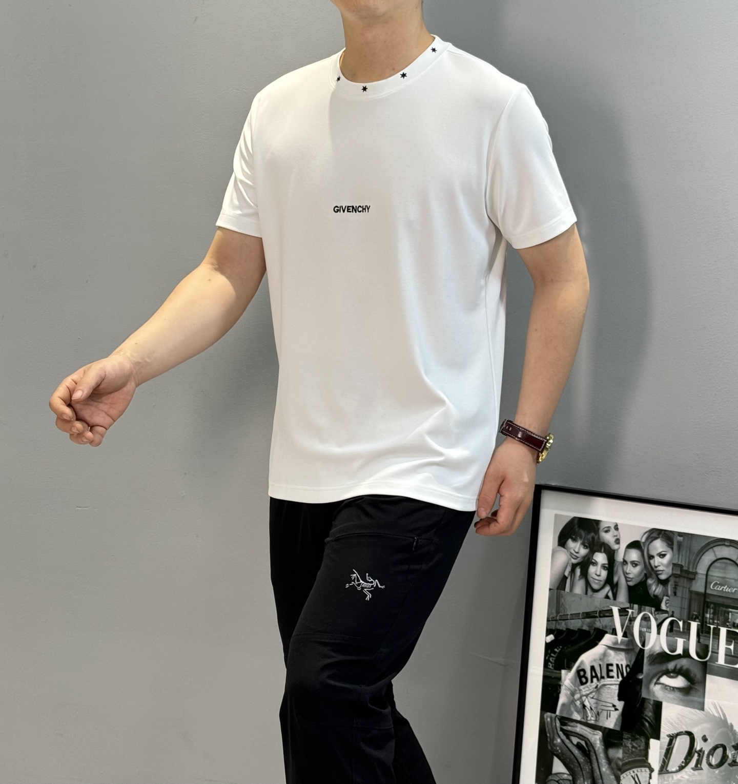 NO:563985,Givench*y Givenchy S limited edition. Modal's new versatile item. With its simple and exquisite design, it once again shows the charm of this classic brand to the fashion world. The use of black and white tones is like a touch of bright color, and the five-pointed star embroidery on the neckline is fashionable and stylish. The brand givenchy letters are embroidered on the chest. The 300g modal fabric is selected to be soft and comfortable!  Highly recommended!  Color black. White. Size M-3XL slim fit!  (S and 4XL can be customized) 175/140 pounds recommended L,,givenchy,givenchy,alexander wang19860909Givench*y 纪梵希S限定款.莫代尔新款百搭单品.以其简约而精致的设计,再次向时尚界展示了这个经典品牌的魅力.黑白色调的运用,犹如一抹亮色,领口五角星绣花时尚不失风范.胸口品牌givenchy字母绣花.甄选300g莫代尔面料柔软舒适！强烈推荐！颜色黑色.白色.码数M-3XL修身版型！（S和4XL可订做）175/140斤建议L,,givenchy,givenchy,alexander wang,Men's clothing