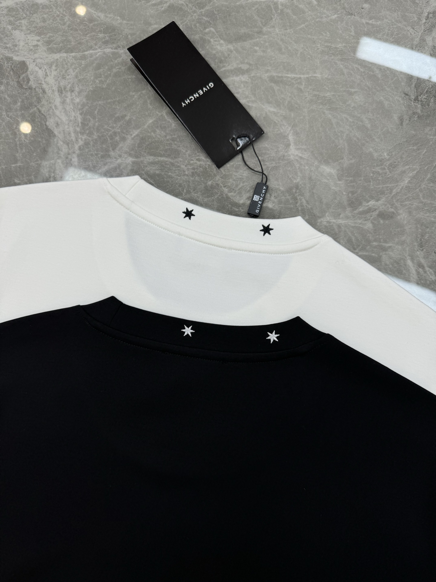 Givench*y 纪梵希2025S限定款.莫代尔新款百搭单品。以其简约而精致的设计，再次向时尚界展示了