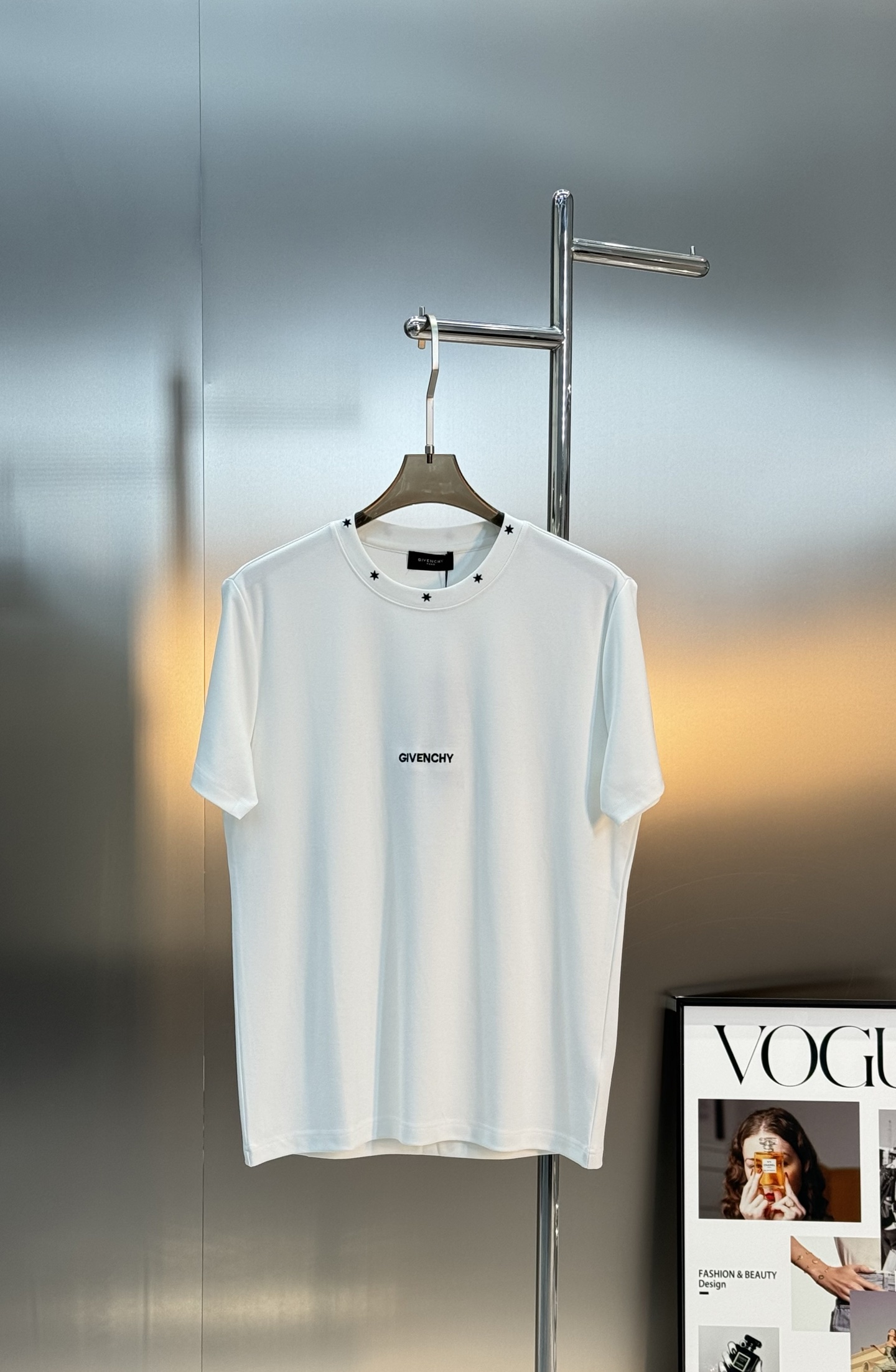 Givench*y 纪梵希2025S限定款.莫代尔新款百搭单品。以其简约而精致的设计，再次向时尚界展示了