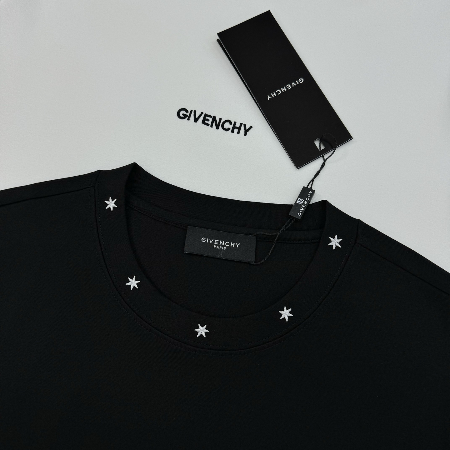 Givench*y 纪梵希2025S限定款.莫代尔新款百搭单品。以其简约而精致的设计，再次向时尚界展示了