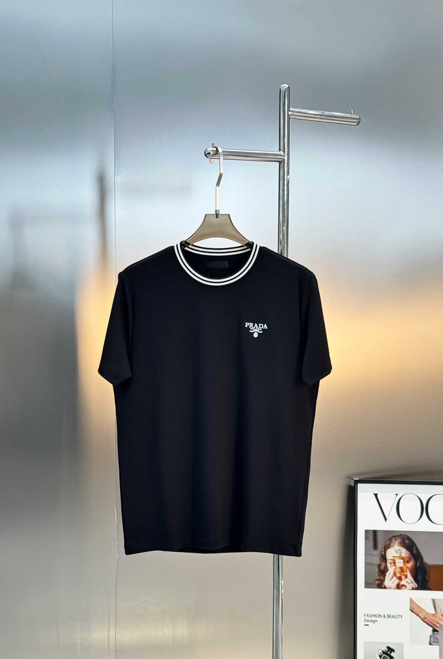 PRADA25s新品莫代尔T恤.领口订织设计.搭载Prada-LOGO刺绣🪡.工艺呈现品牌形象.品牌字母