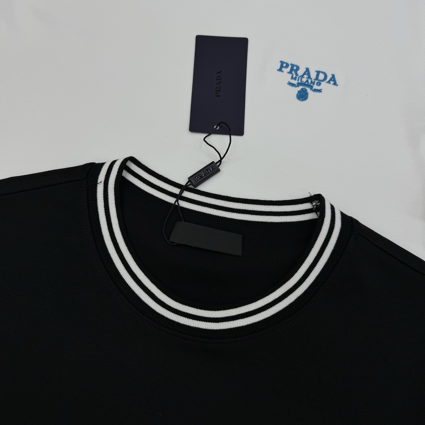 PRADA25s新品莫代尔T恤.领口订织设计.搭载Prada-LOGO刺绣🪡.工艺呈现品牌形象.品牌字母