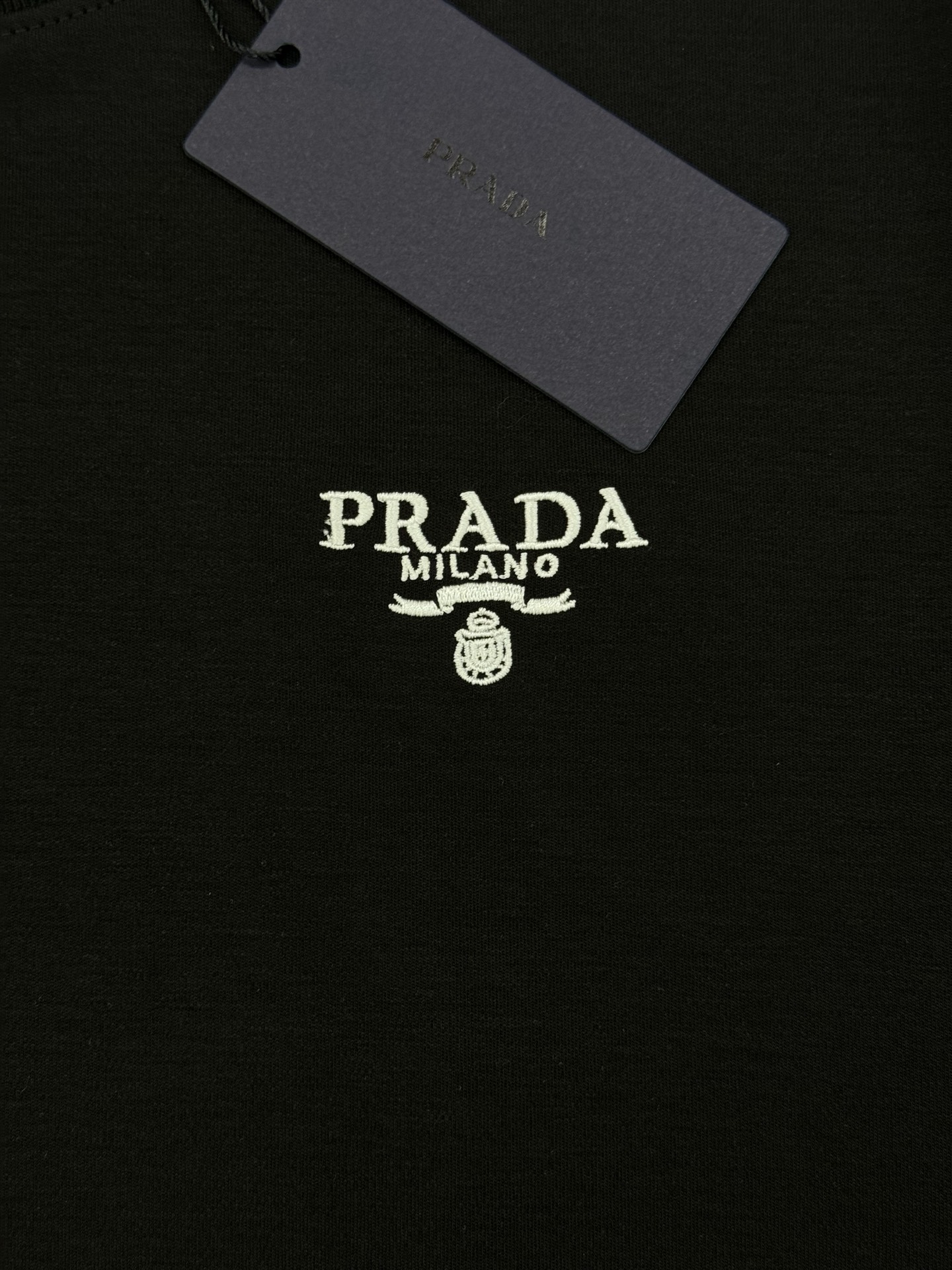 PRADA25s新品莫代尔T恤.领口订织设计.搭载Prada-LOGO刺绣🪡.工艺呈现品牌形象.品牌字母