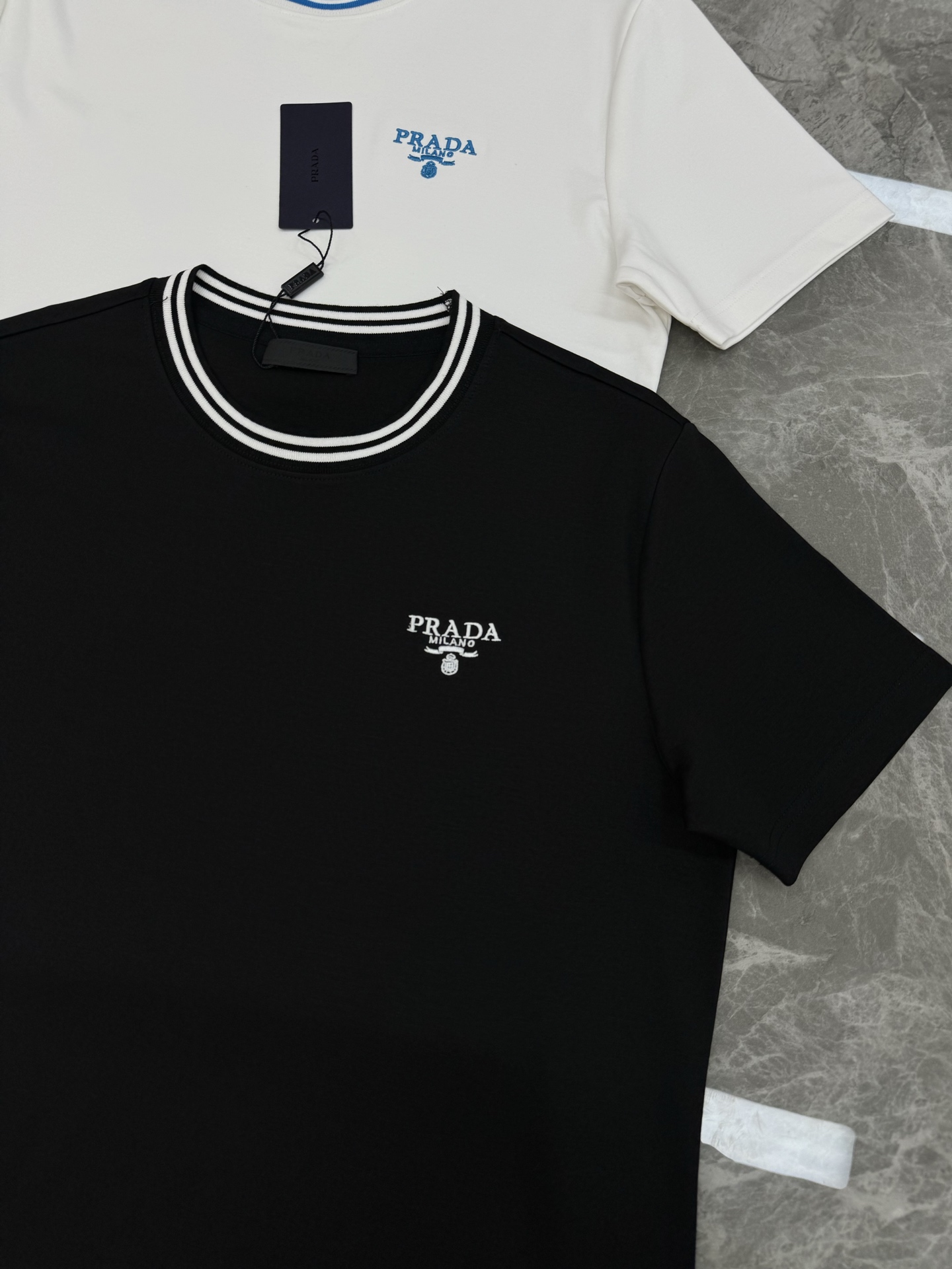 PRADA25s新品莫代尔T恤.领口订织设计.搭载Prada-LOGO刺绣🪡.工艺呈现品牌形象.品牌字母