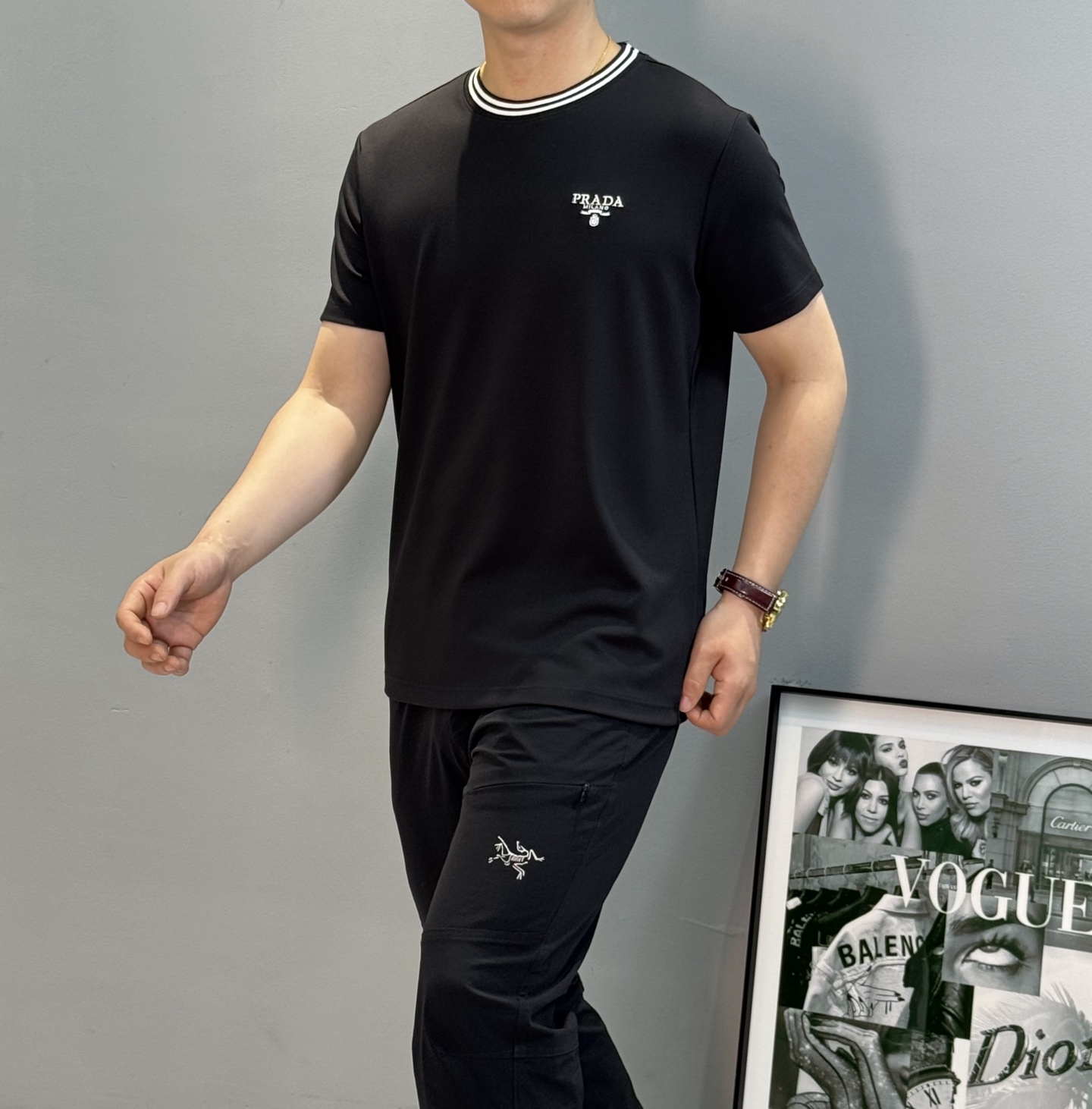 PRADA25s新品莫代尔T恤.领口订织设计.搭载Prada-LOGO刺绣🪡.工艺呈现品牌形象.品牌字母