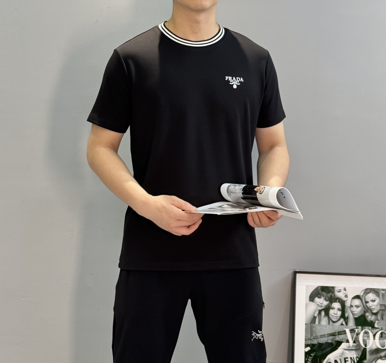 PRADA25s新品莫代尔T恤.领口订织设计.搭载Prada-LOGO刺绣🪡.工艺呈现品牌形象.品牌字母