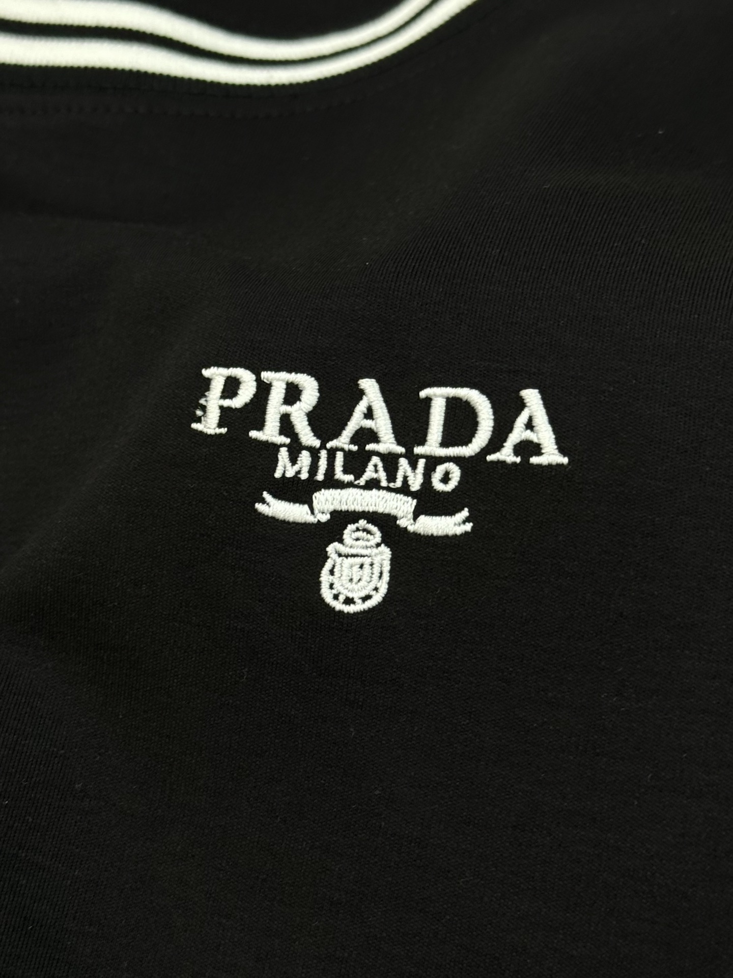 PRADA25s新品莫代尔T恤.领口订织设计.搭载Prada-LOGO刺绣🪡.工艺呈现品牌形象.品牌字母