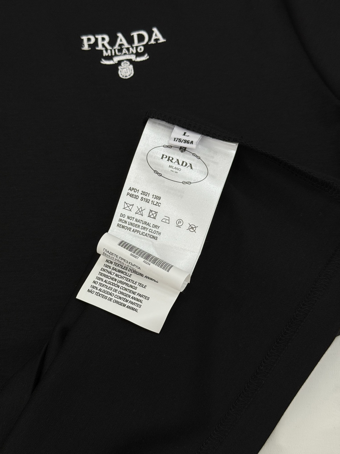 PRADA25s新品莫代尔T恤.领口订织设计.搭载Prada-LOGO刺绣🪡.工艺呈现品牌形象.品牌字母