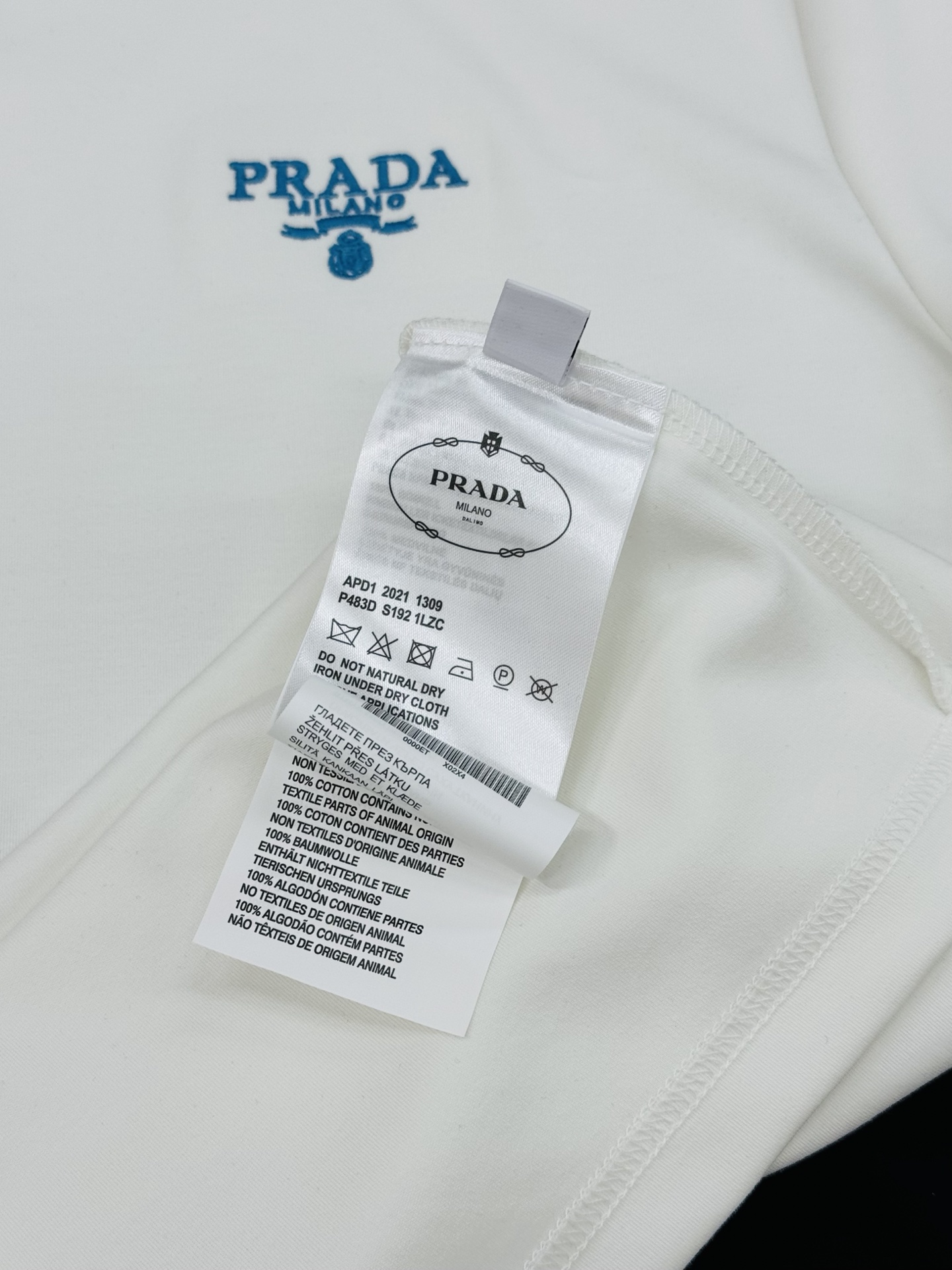 PRADA25s新品莫代尔T恤.领口订织设计.搭载Prada-LOGO刺绣🪡.工艺呈现品牌形象.品牌字母