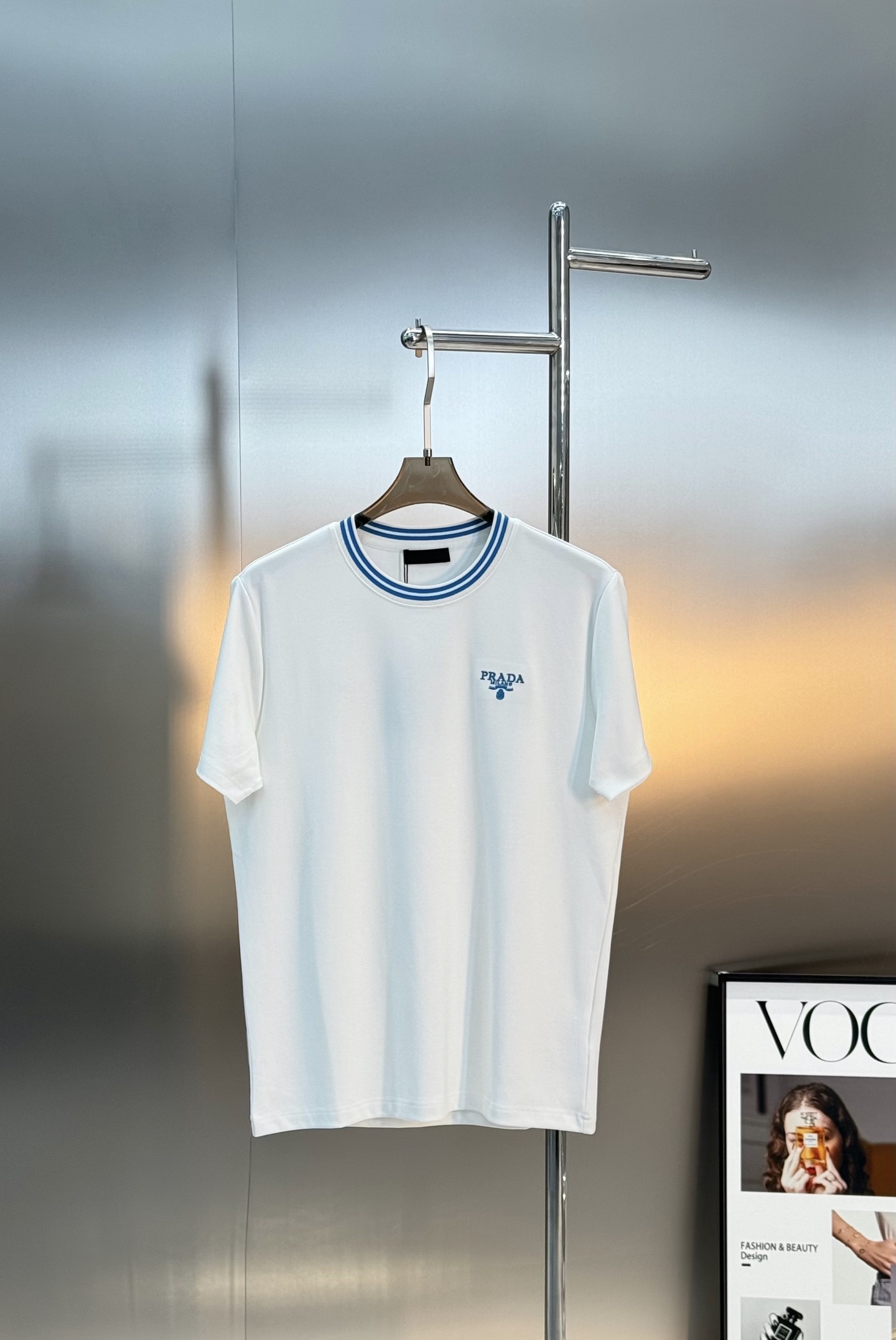 PRADA25s新品莫代尔T恤.领口订织设计.搭载Prada-LOGO刺绣🪡.工艺呈现品牌形象.品牌字母