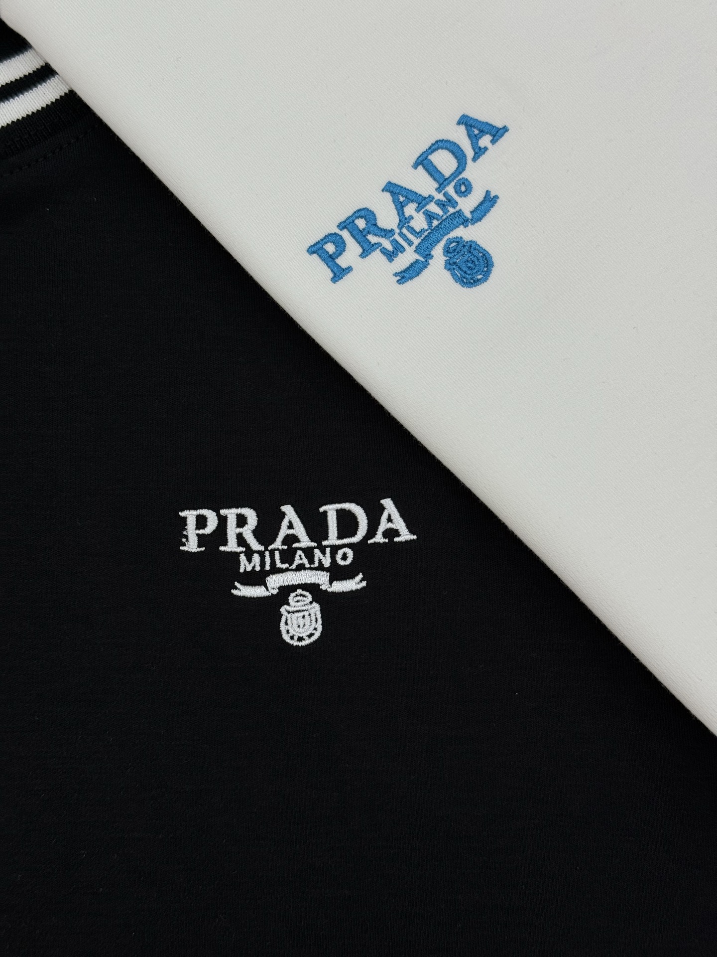 PRADA25s新品莫代尔T恤.领口订织设计.搭载Prada-LOGO刺绣🪡.工艺呈现品牌形象.品牌字母