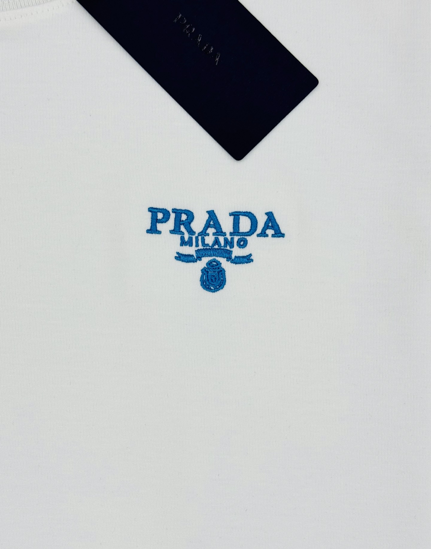 PRADA25s新品莫代尔T恤.领口订织设计.搭载Prada-LOGO刺绣🪡.工艺呈现品牌形象.品牌字母