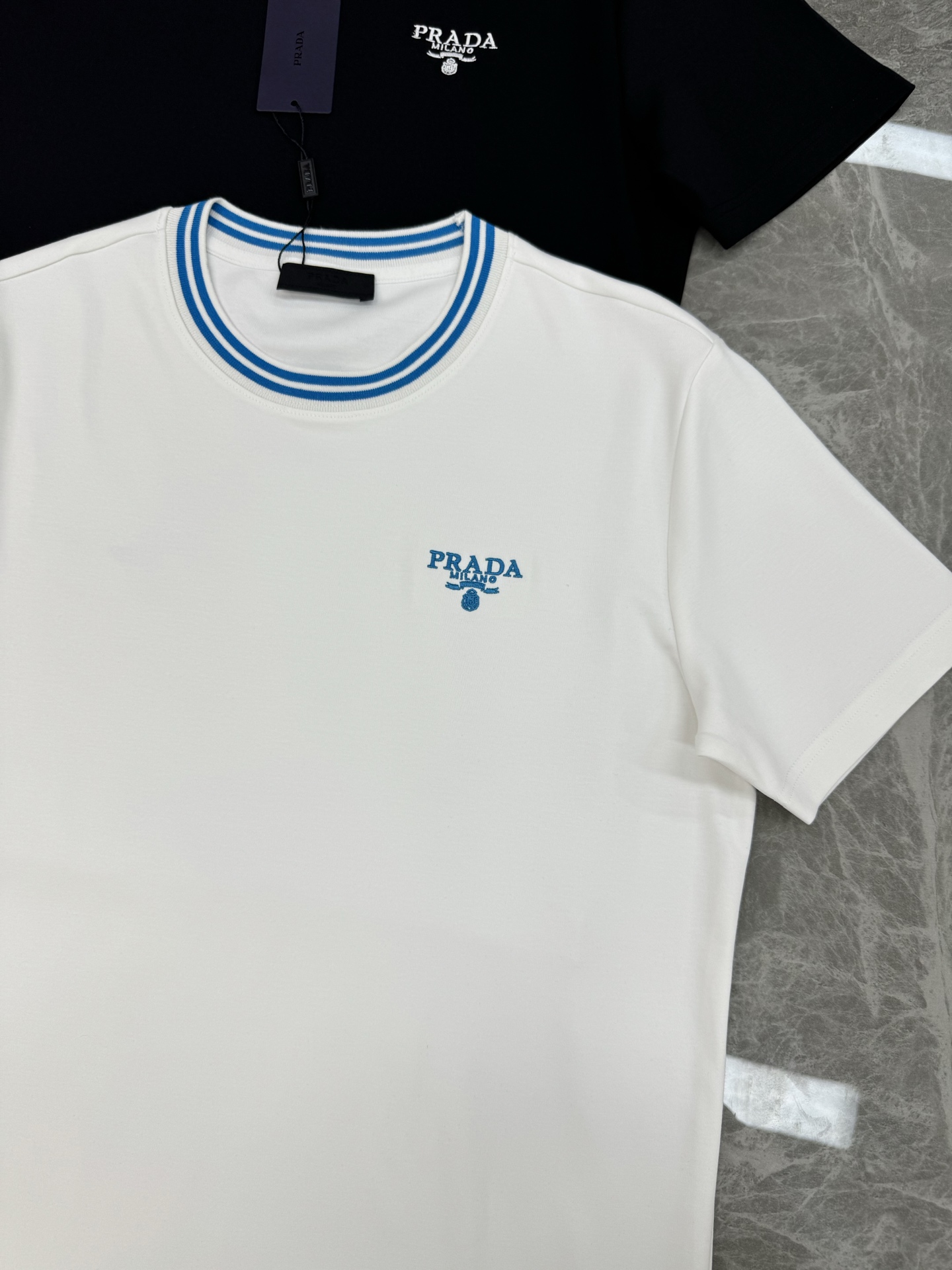 PRADA25s新品莫代尔T恤.领口订织设计.搭载Prada-LOGO刺绣🪡.工艺呈现品牌形象.品牌字母