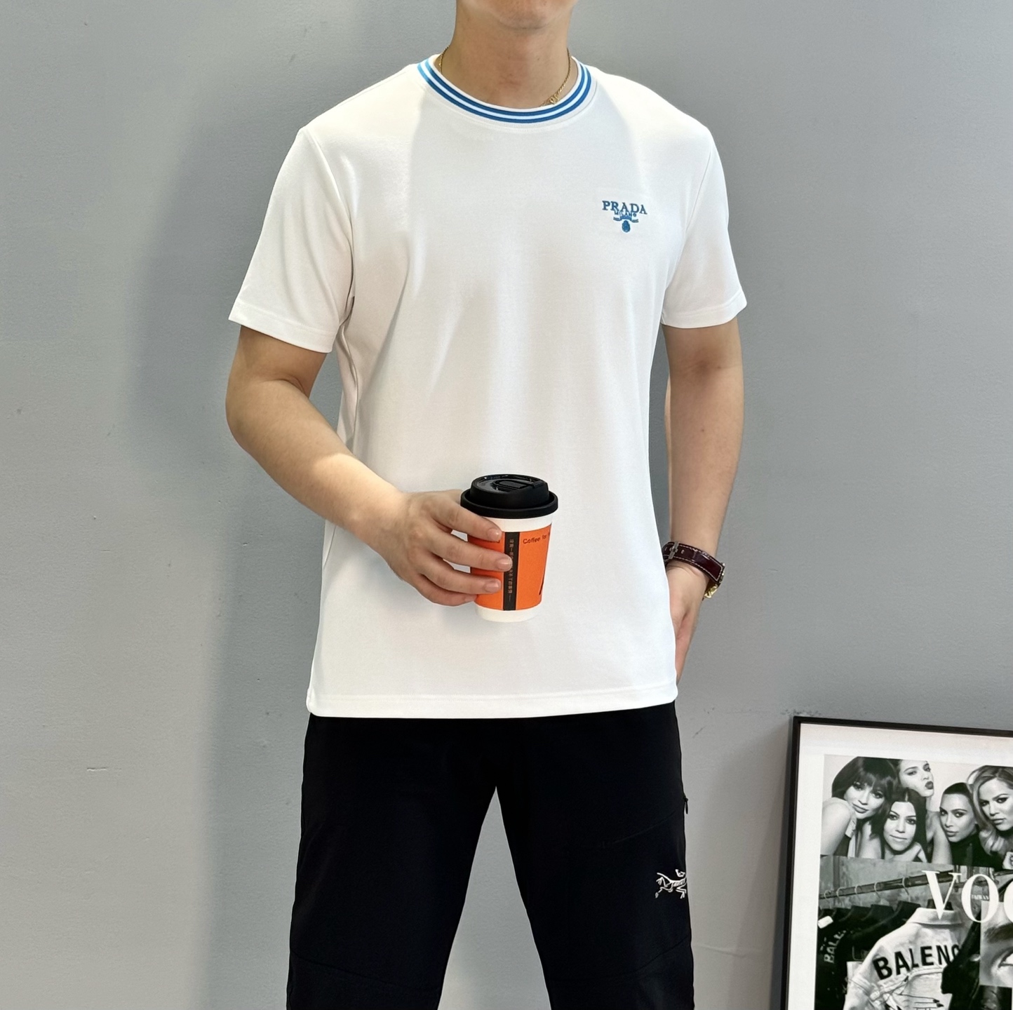 PRADA25s新品莫代尔T恤.领口订织设计.搭载Prada-LOGO刺绣🪡.工艺呈现品牌形象.品牌字母