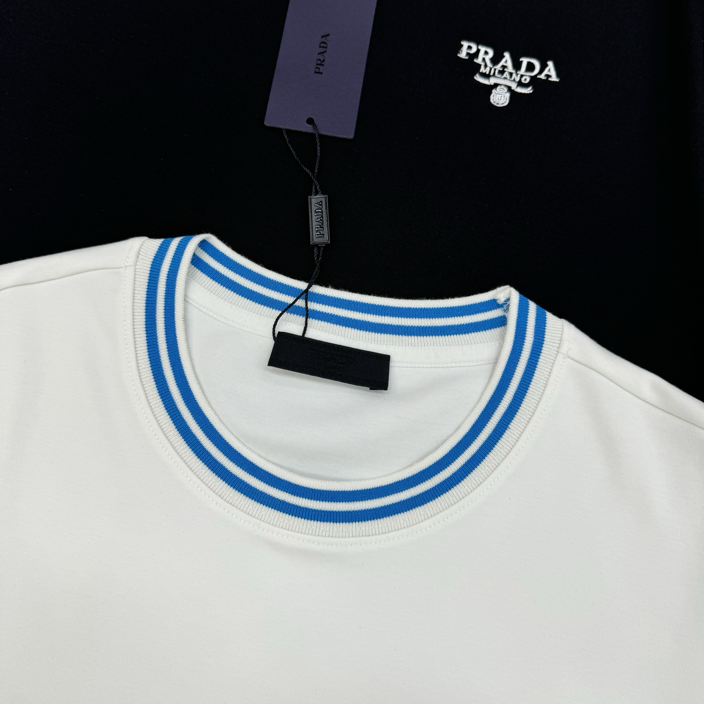 PRADA25s新品莫代尔T恤.领口订织设计.搭载Prada-LOGO刺绣🪡.工艺呈现品牌形象.品牌字母
