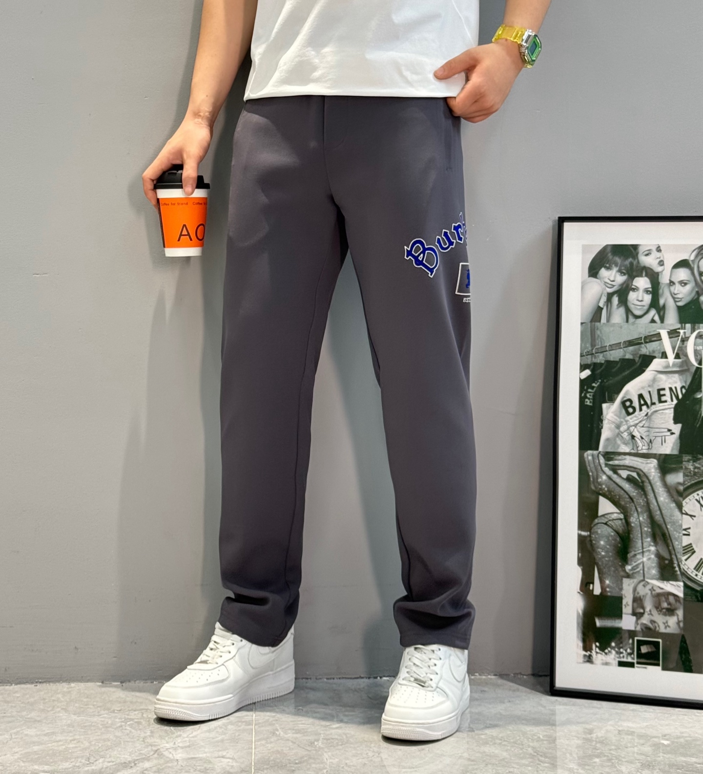 NO:563989,BBR Burberry 25s men's casual pants. Seamless design on both sides. High-temperature heat transfer brand letter graphics. The fabric is light and soft. The most important thing is comfort. Made of high-end nylon cotton fabric with woven fiber supplied by customers. The texture is soft and elastic. The upper body has a firm shape, a delicate and comfortable feel, and an elastic waistband. Original hardware accessories. All three standards!  Color black. Gray. Size M-3XL/29-36 (/140 catties recommended L),, burberry, alexander wang19860909BBR巴宝莉25s男士休闲裤.两侧无缝设计.高温烫画品牌字母图形工艺.面料轻薄柔软.最主要就是一个舒服.客供梭织纤维高端锦棉面料制成,质地柔软且富有弹力,上身版型挺, 手感细腻舒适,采用松紧腰头.原版五金辅料.三标齐！颜色黑色.灰色.码数M-3XL/29-36（/140斤建议L）,,burberry,alexander wang,Men's clothing